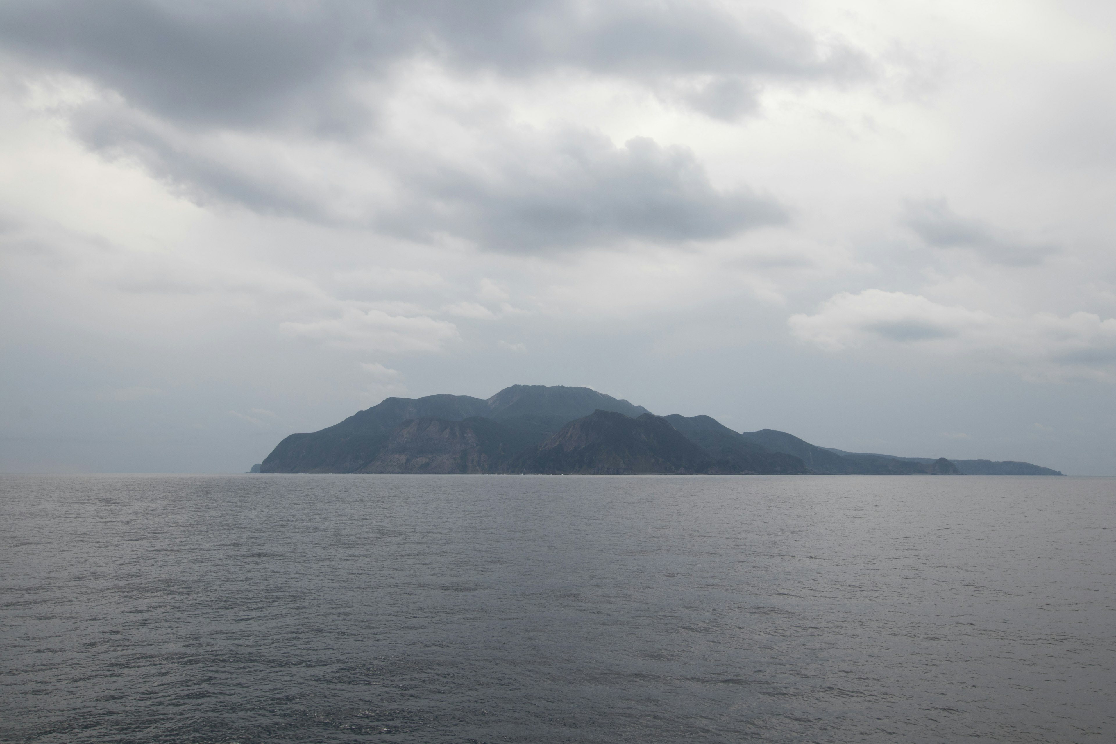 海に浮かぶ山のある島の風景