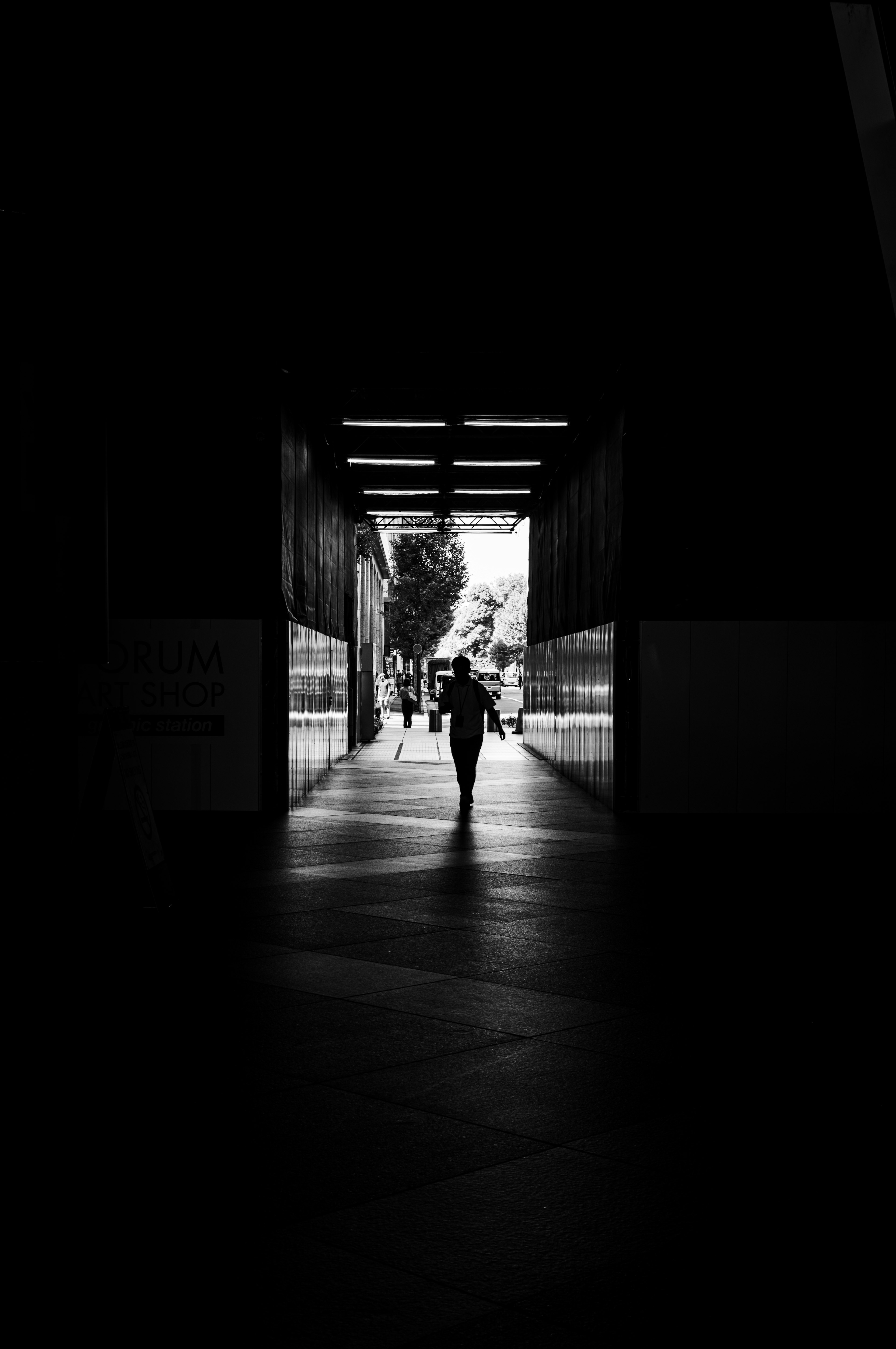 Silueta de una persona caminando a través de un túnel oscuro