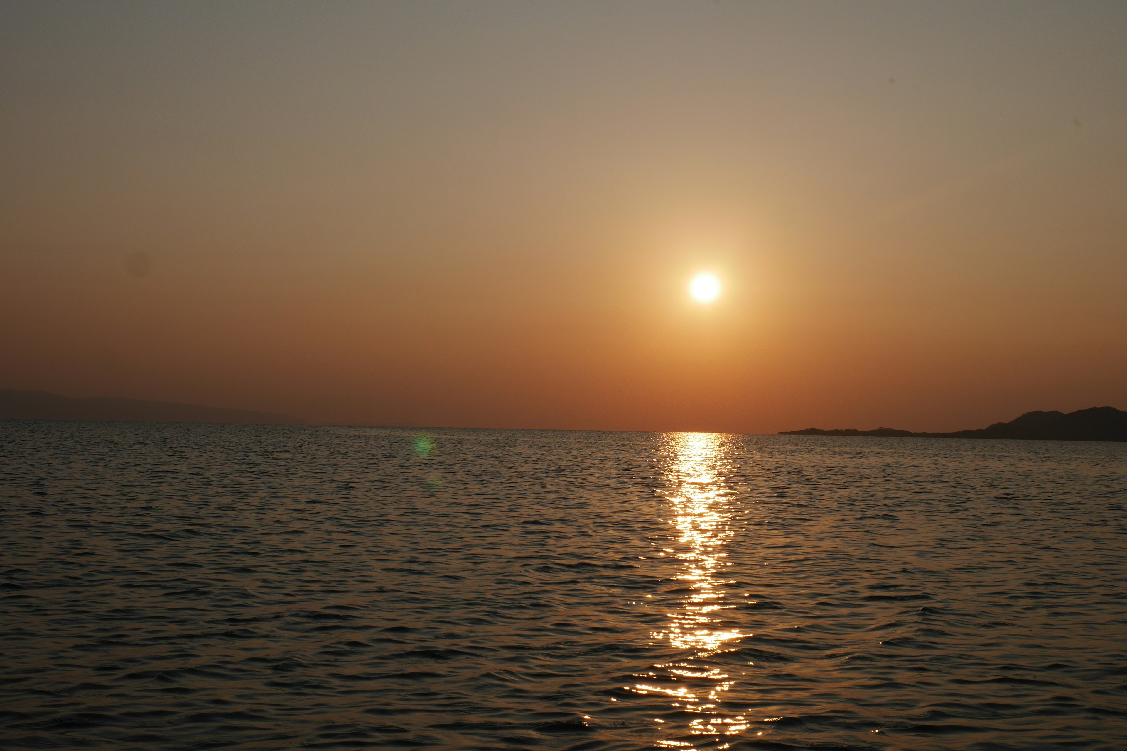 Hermoso atardecer reflejándose en el océano