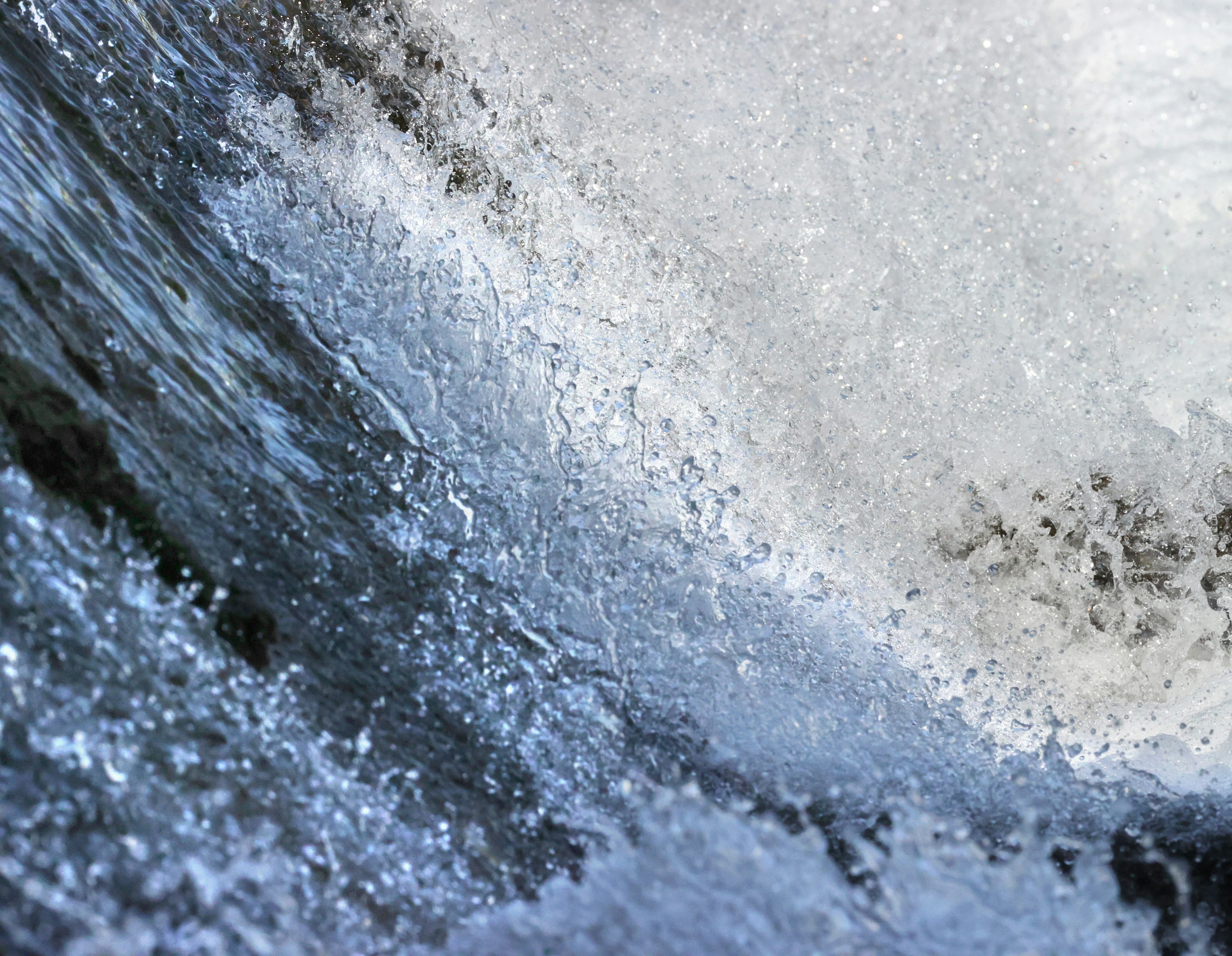 Nahaufnahme einer Welle mit Spritzern und Blasen