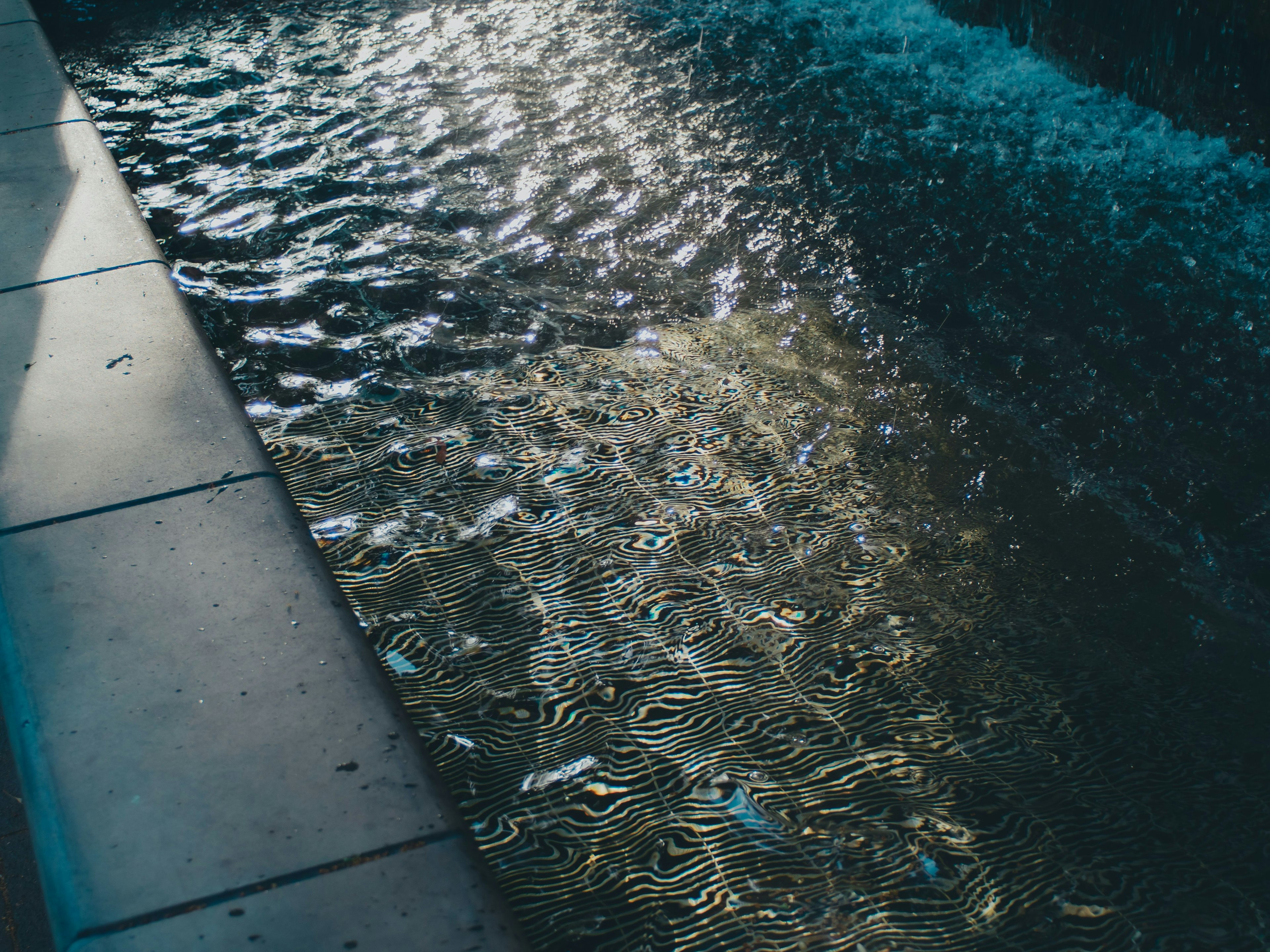 Surface d'eau ondulante reflétant la lumière avec une ambiance sereine