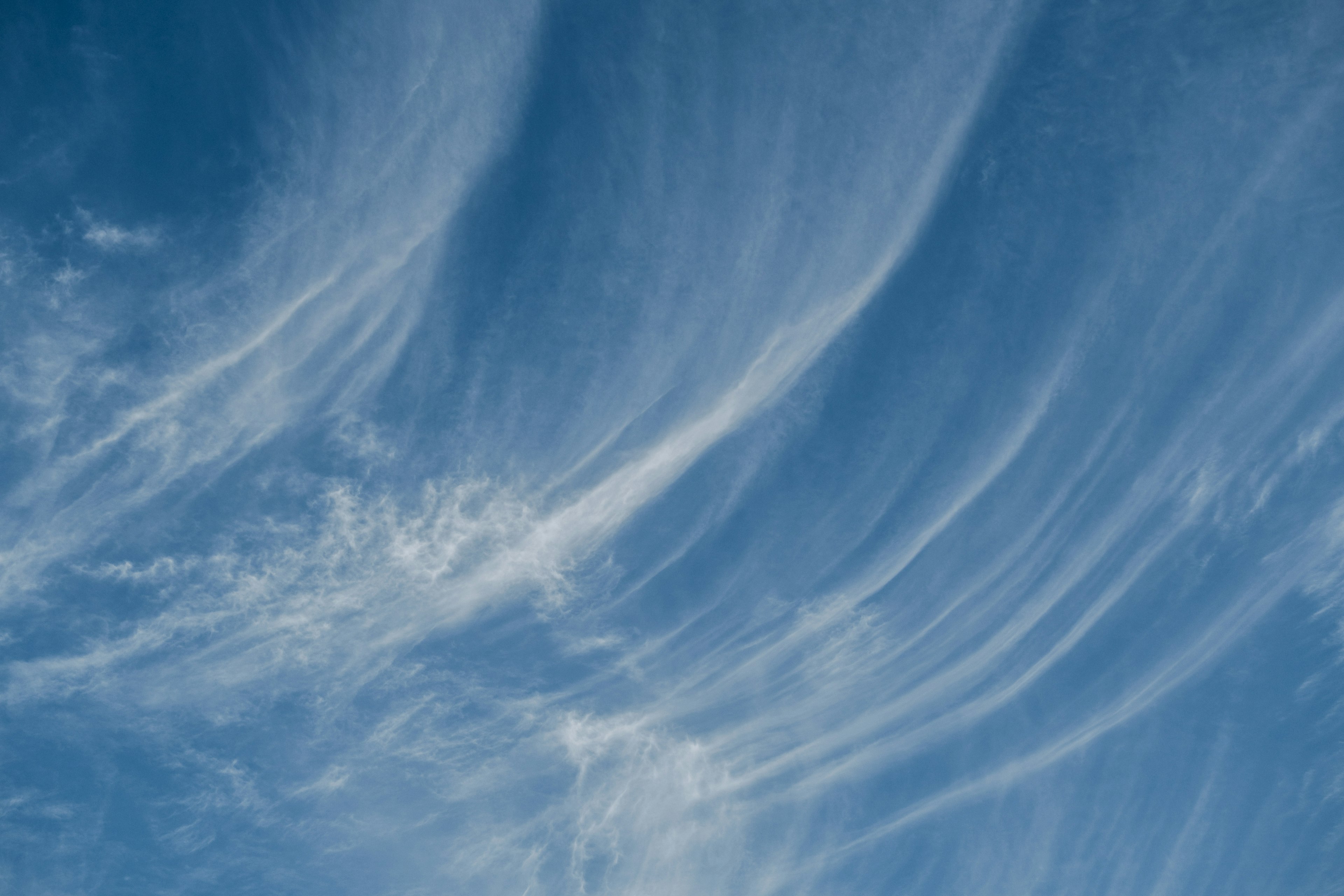 Zarte Wolkenmuster in einem blauen Himmel