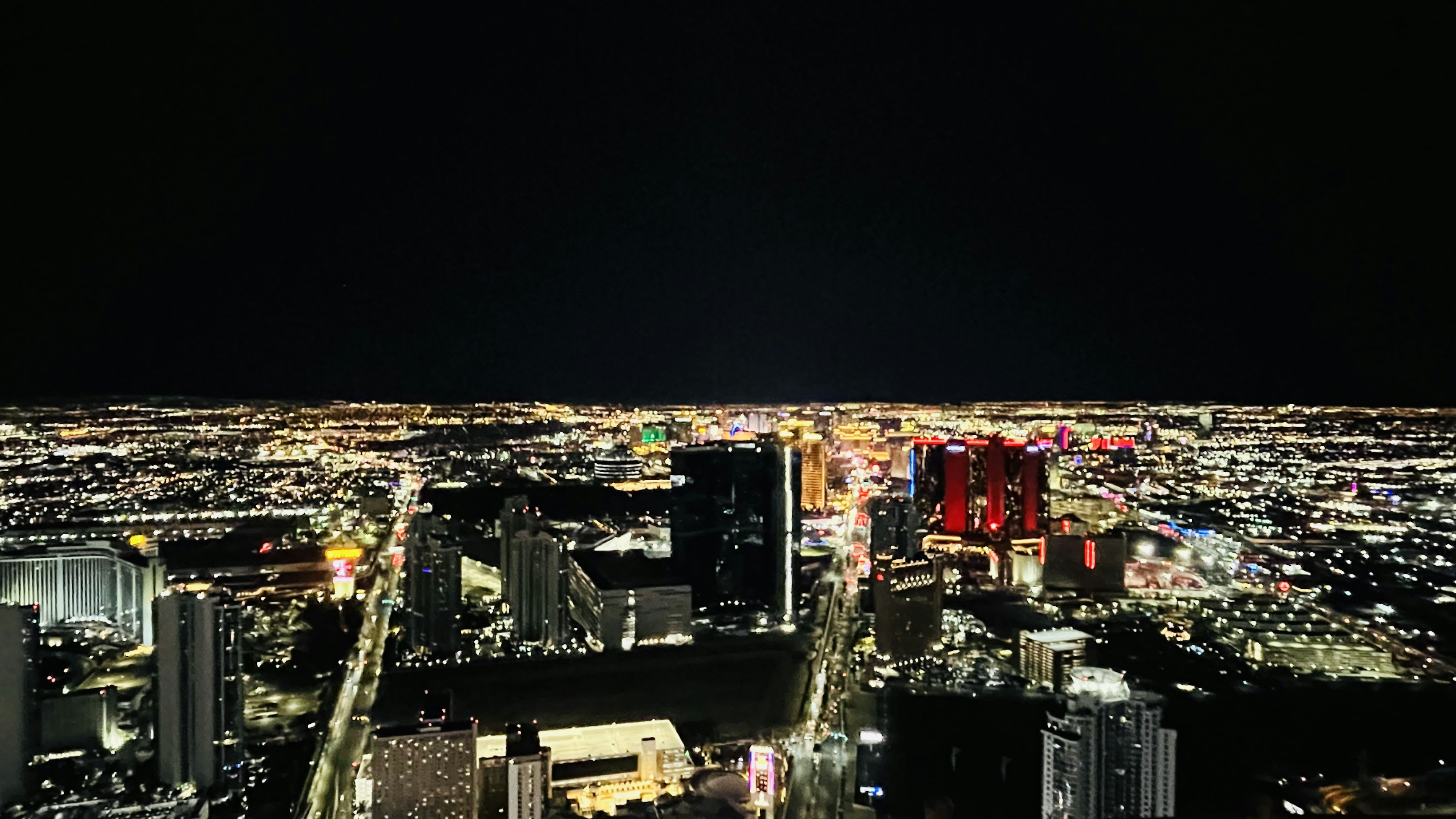 夜のラスベガスの高層ビル群と輝く街の明かり