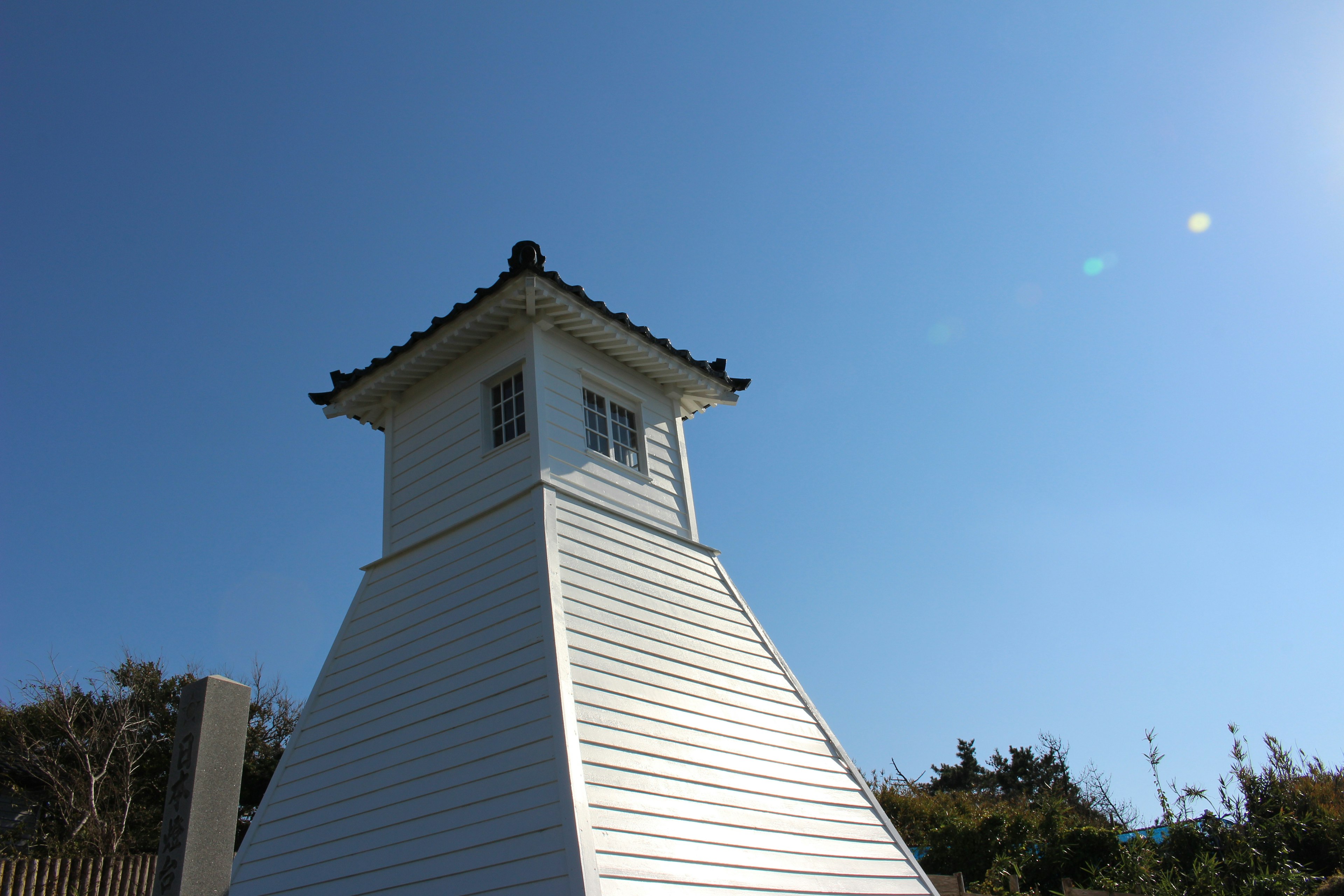 白い建物の塔が青空にそびえ立つ風景