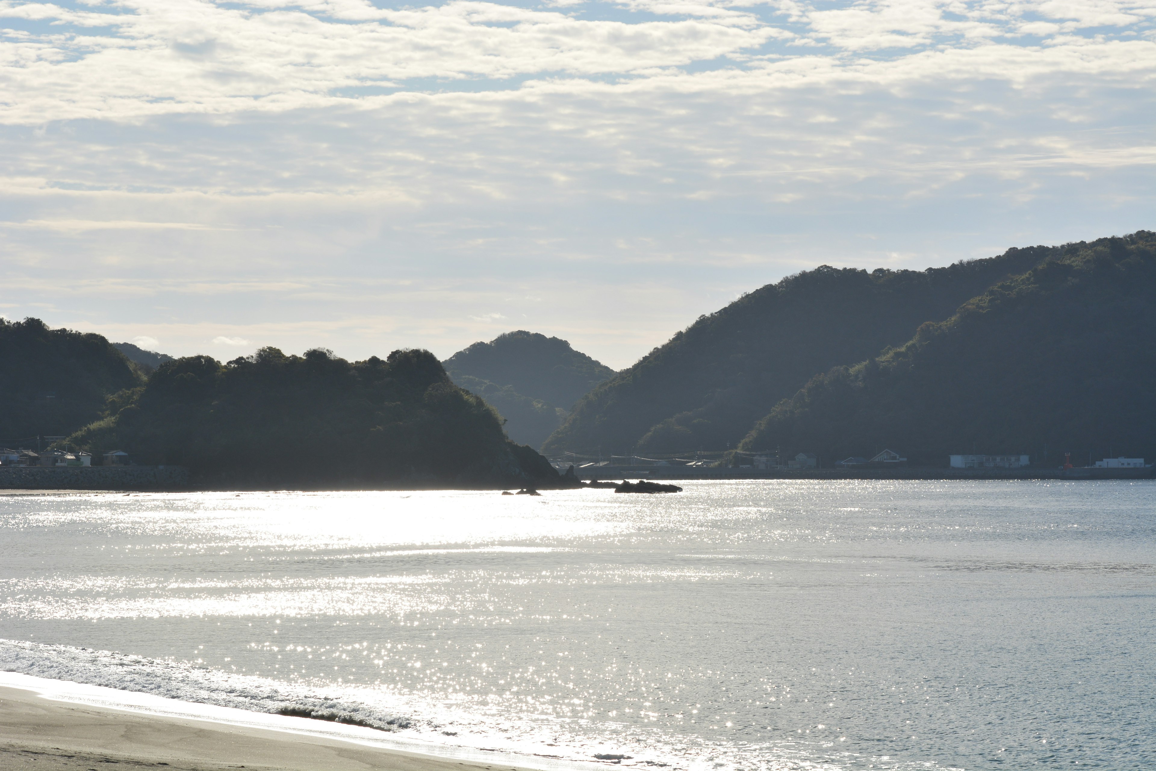 穏やかな海と山々の風景