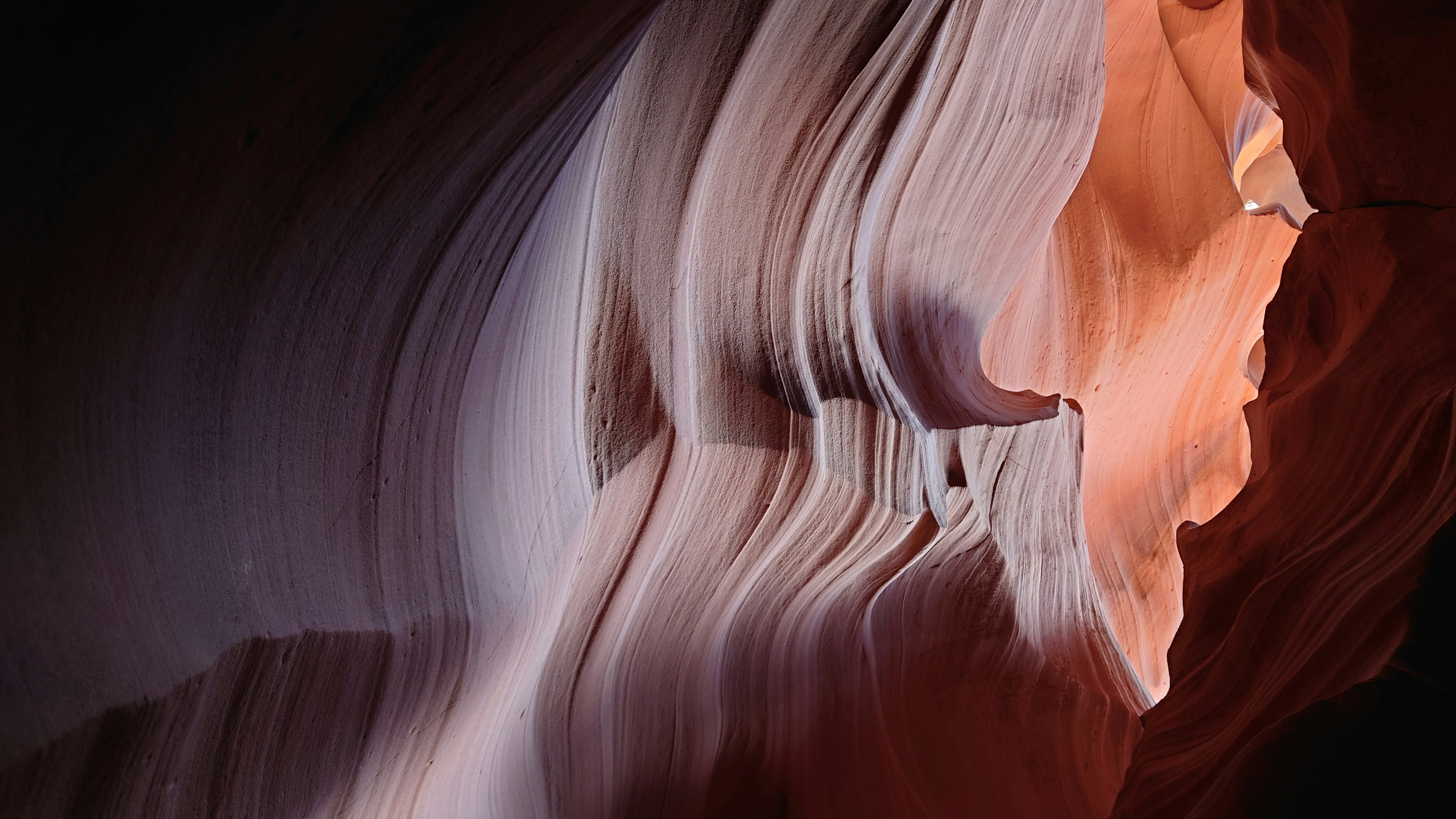 Detaillierte Ansicht der geschichteten Felsformationen im Antelope Canyon