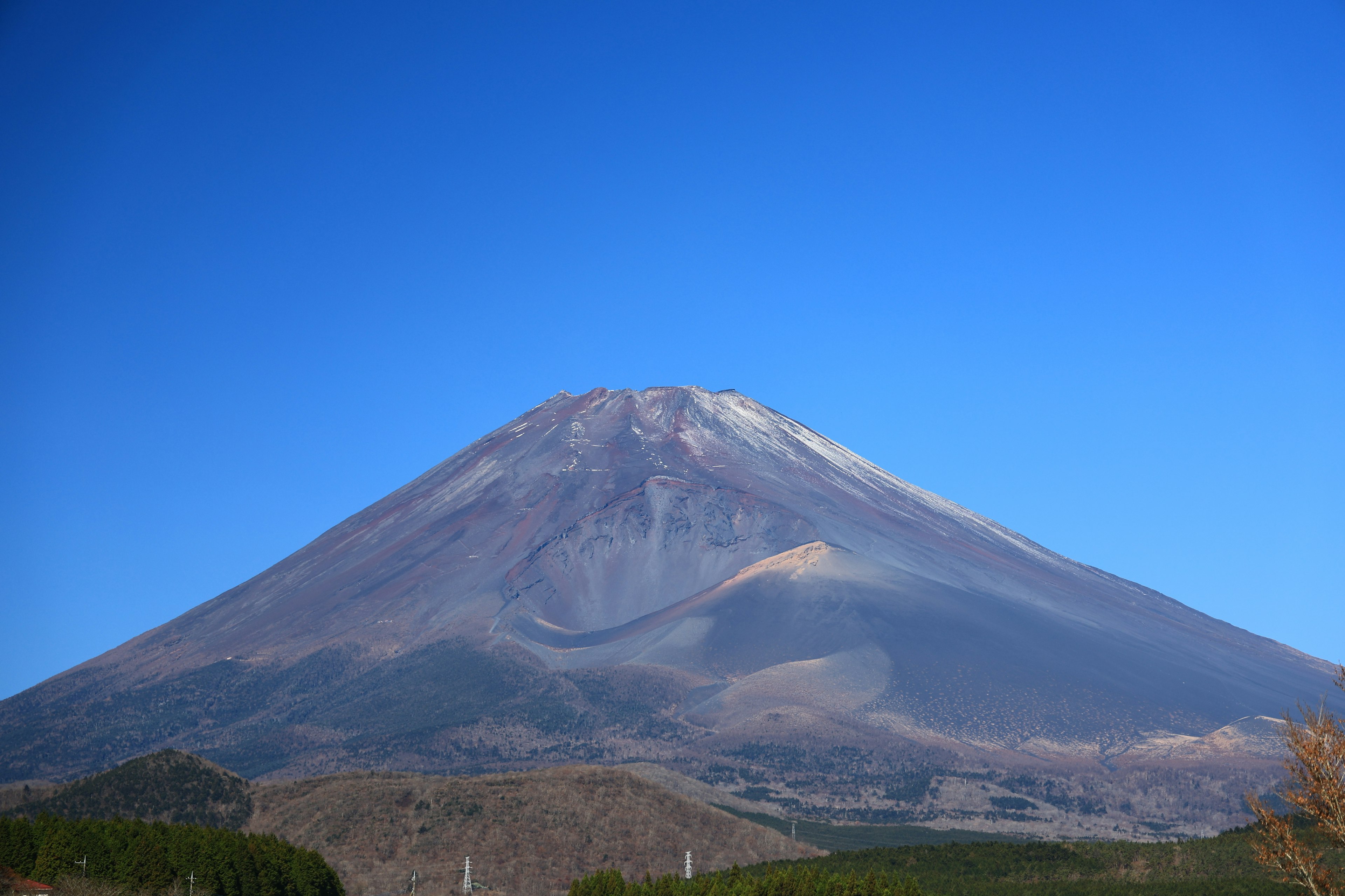 Majestätische Aussicht auf den Fuji unter klarem blauen Himmel