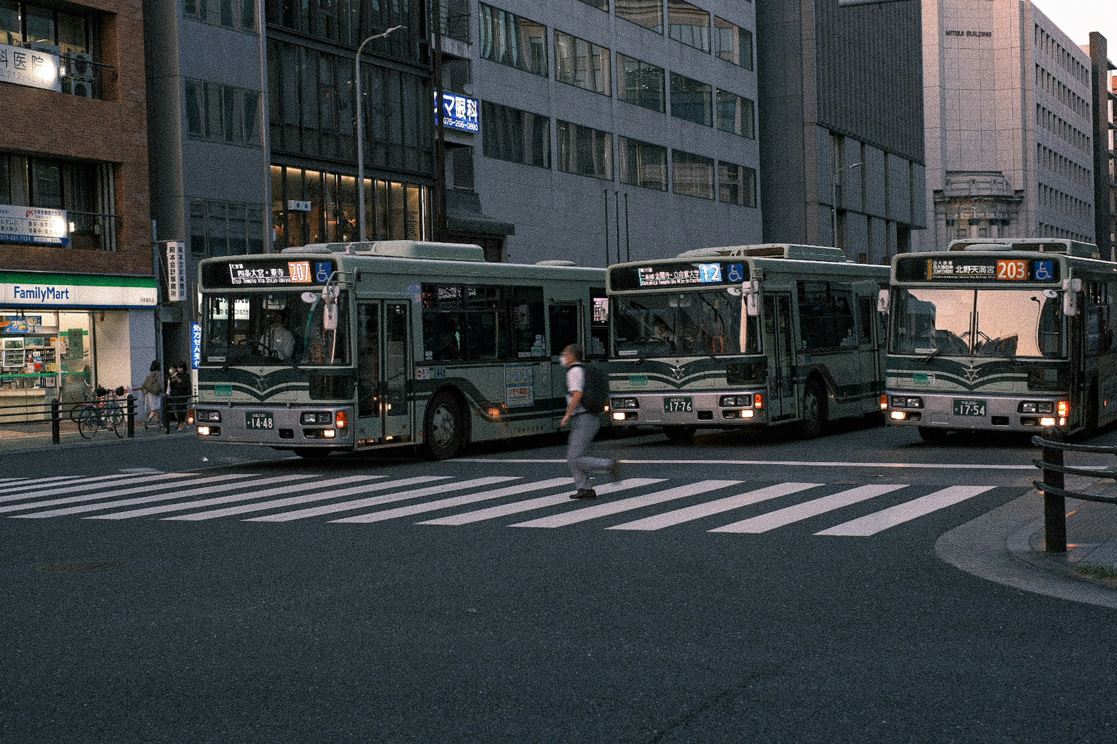 城市街景，公交车在斑马线前停靠