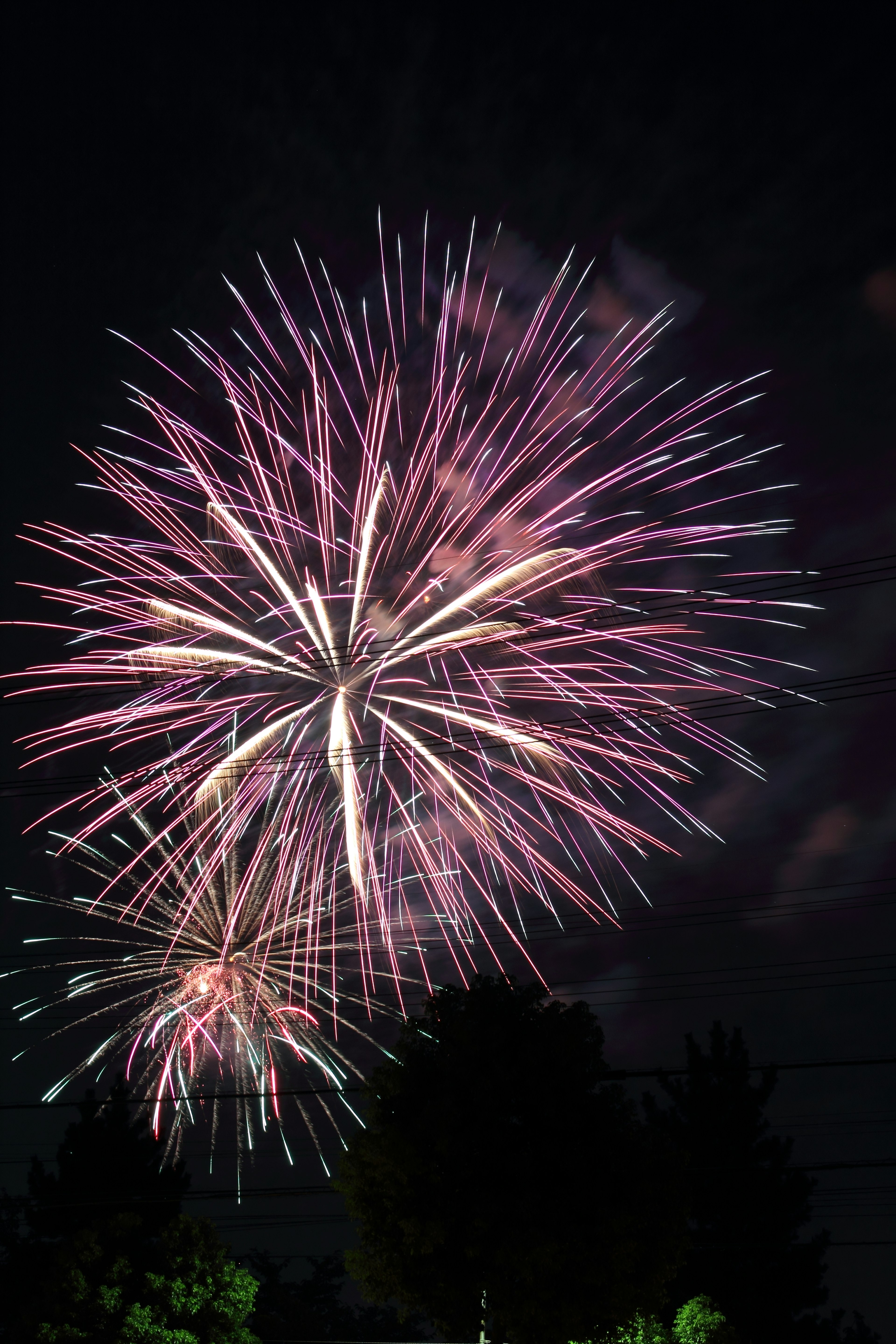 Schöne Feuerwerk-Show am Nachthimmel