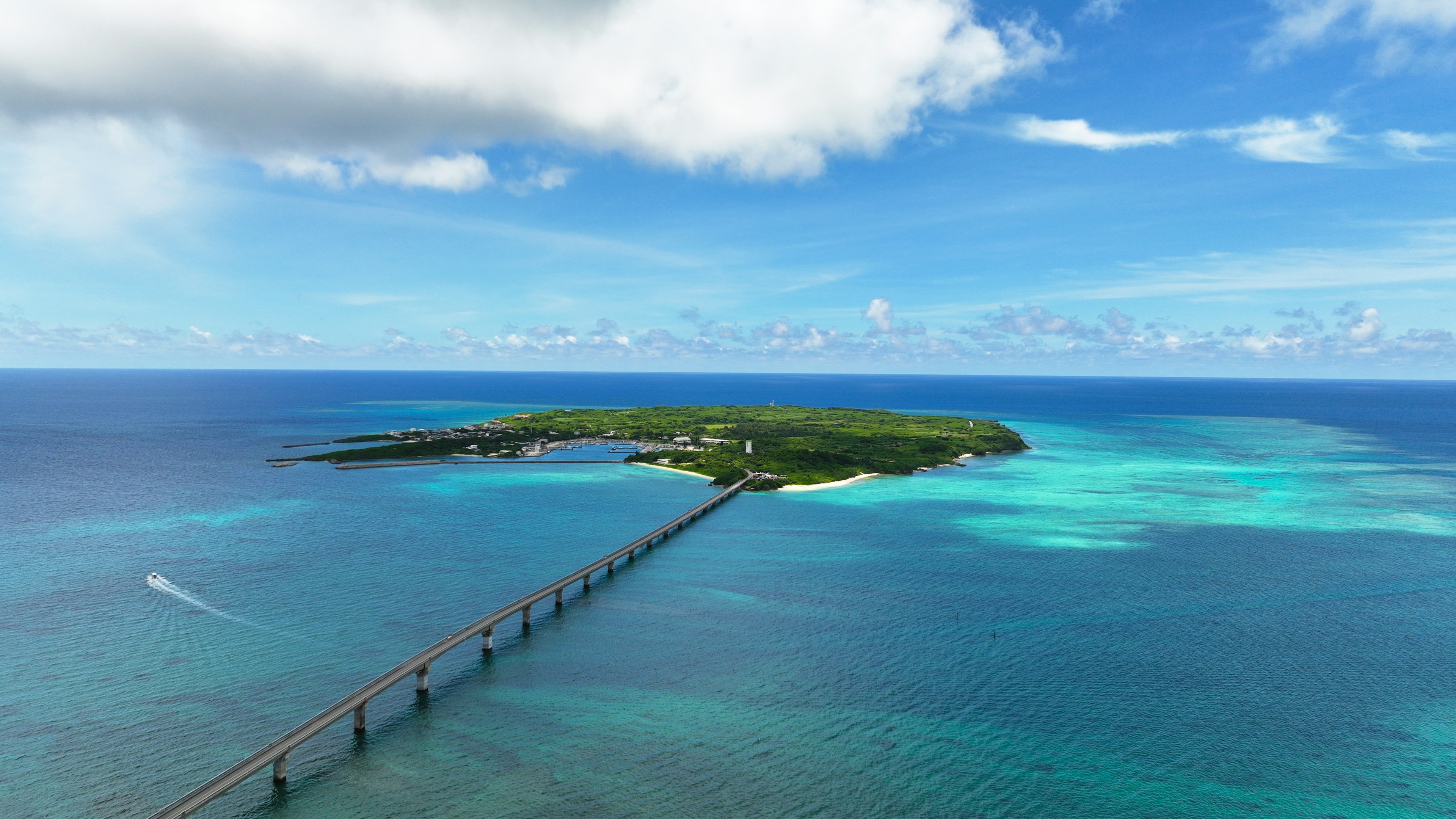 Una hermosa vista de una isla con un largo muelle bajo un cielo y mar azules