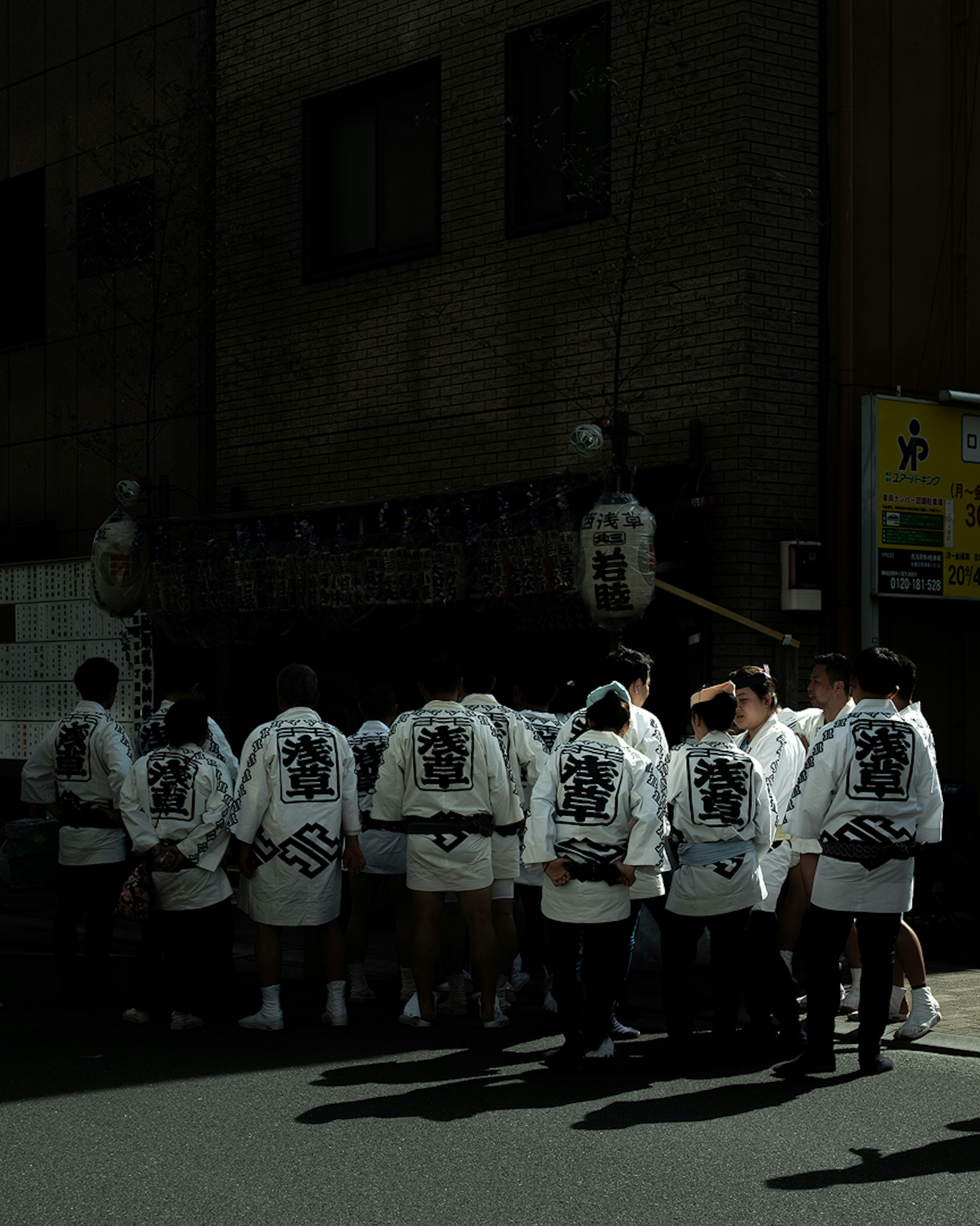 祭りの衣装を着た人々が集まっている光景