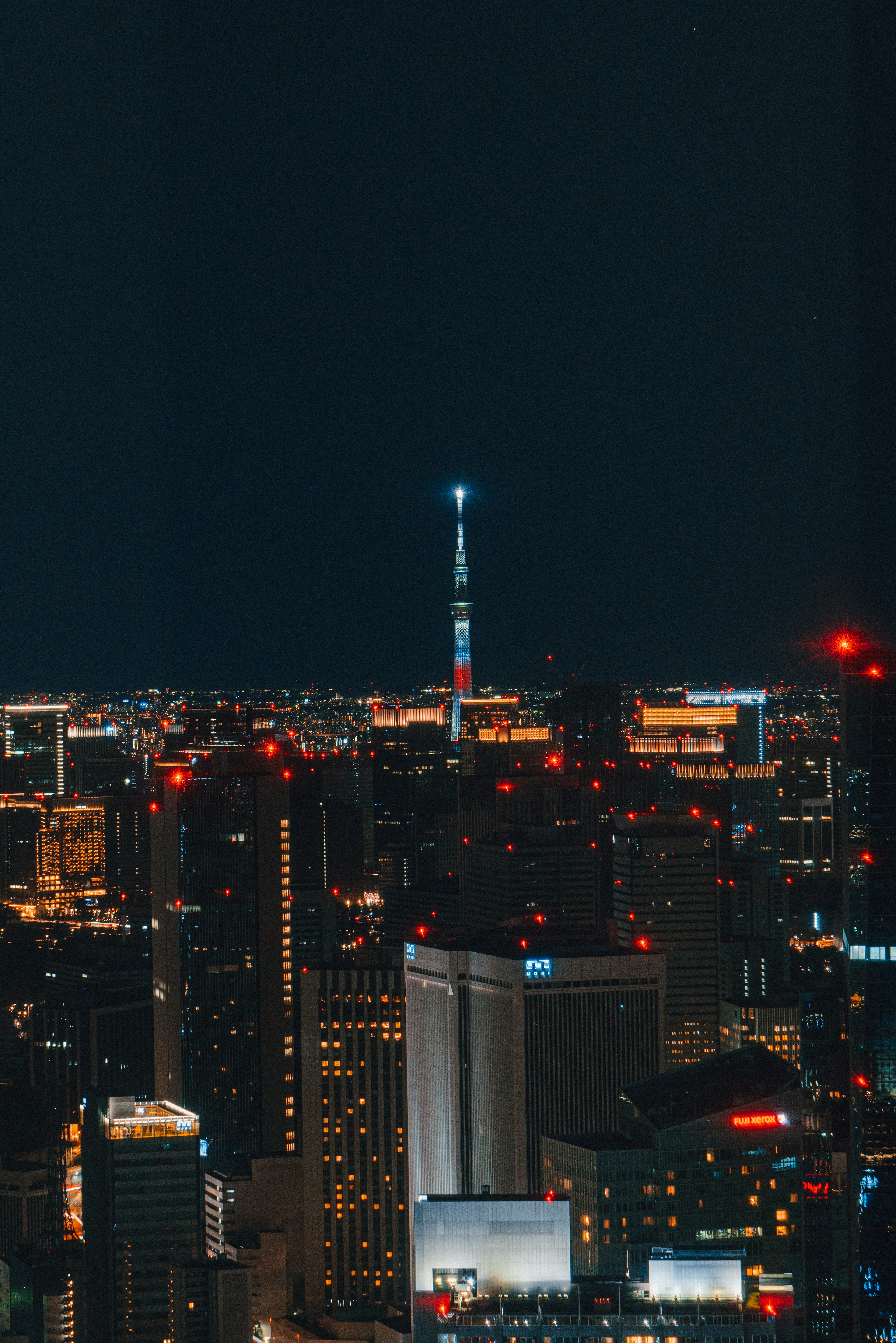 Vista nocturna del paisaje urbano de Tokio con la luz azul de la Torre de Tokio