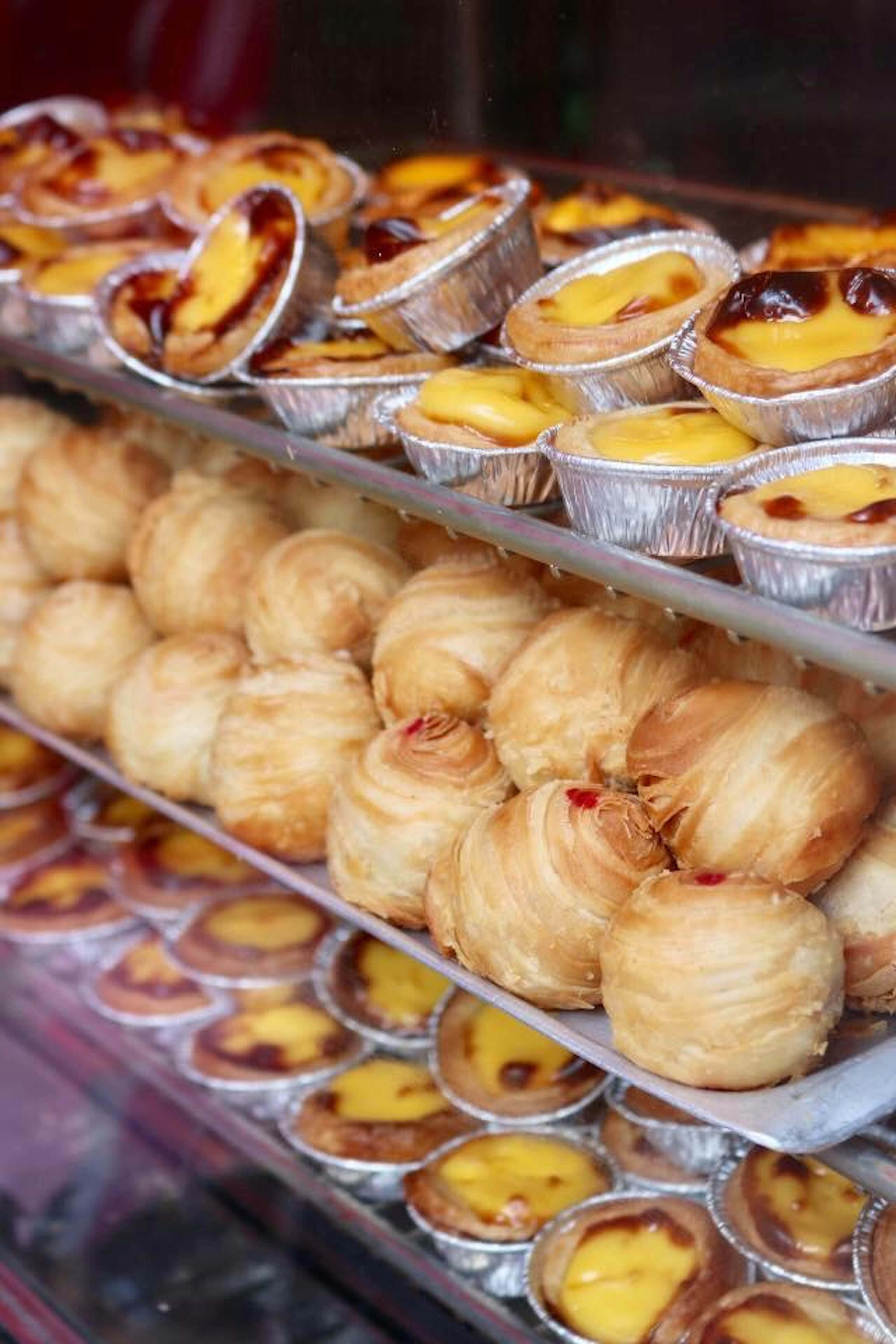 Vitrine de desserts avec des pâtisseries feuilletées et des tartes à la crème