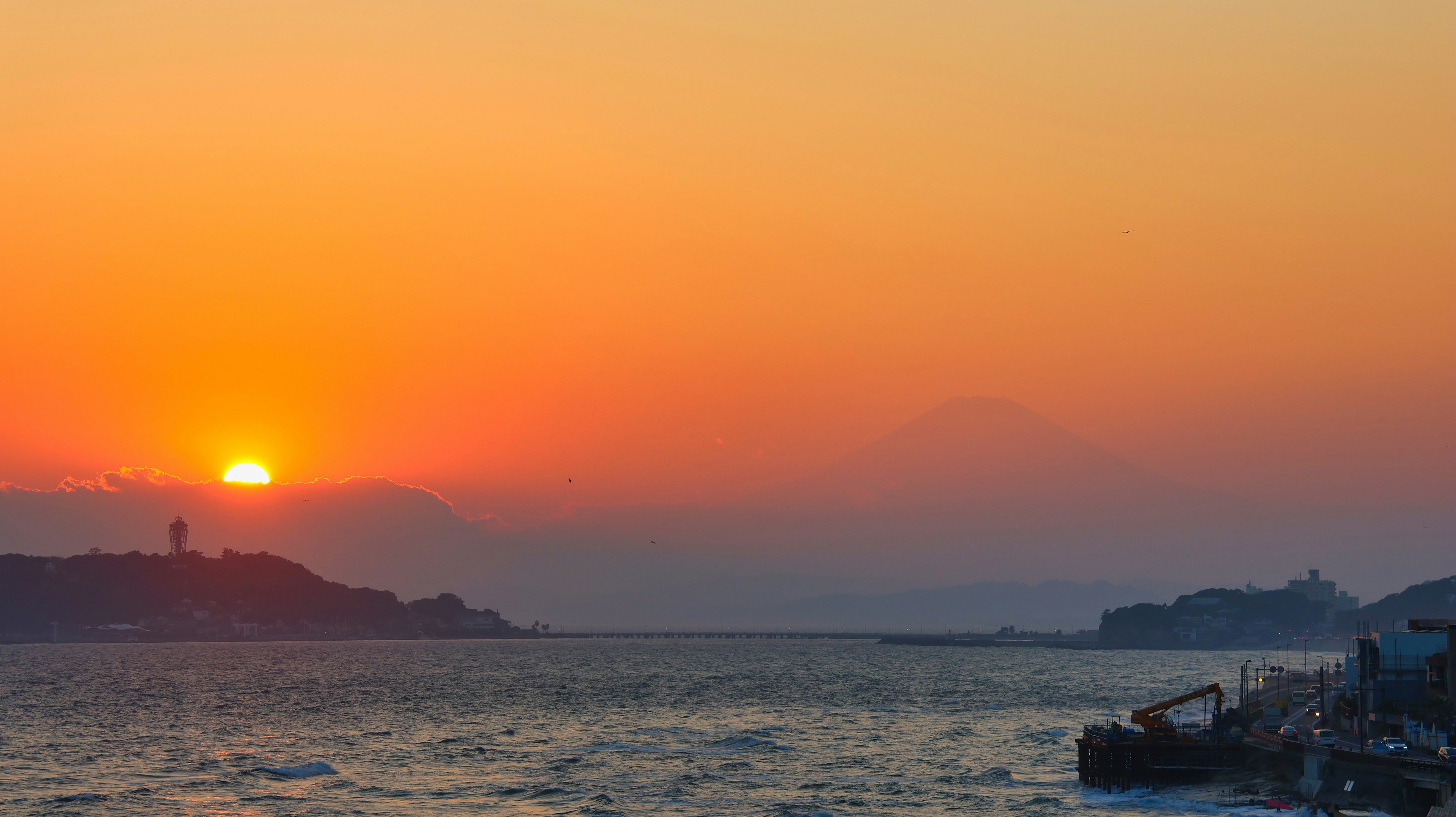 夕日が海に沈む美しい風景と静かな海の波