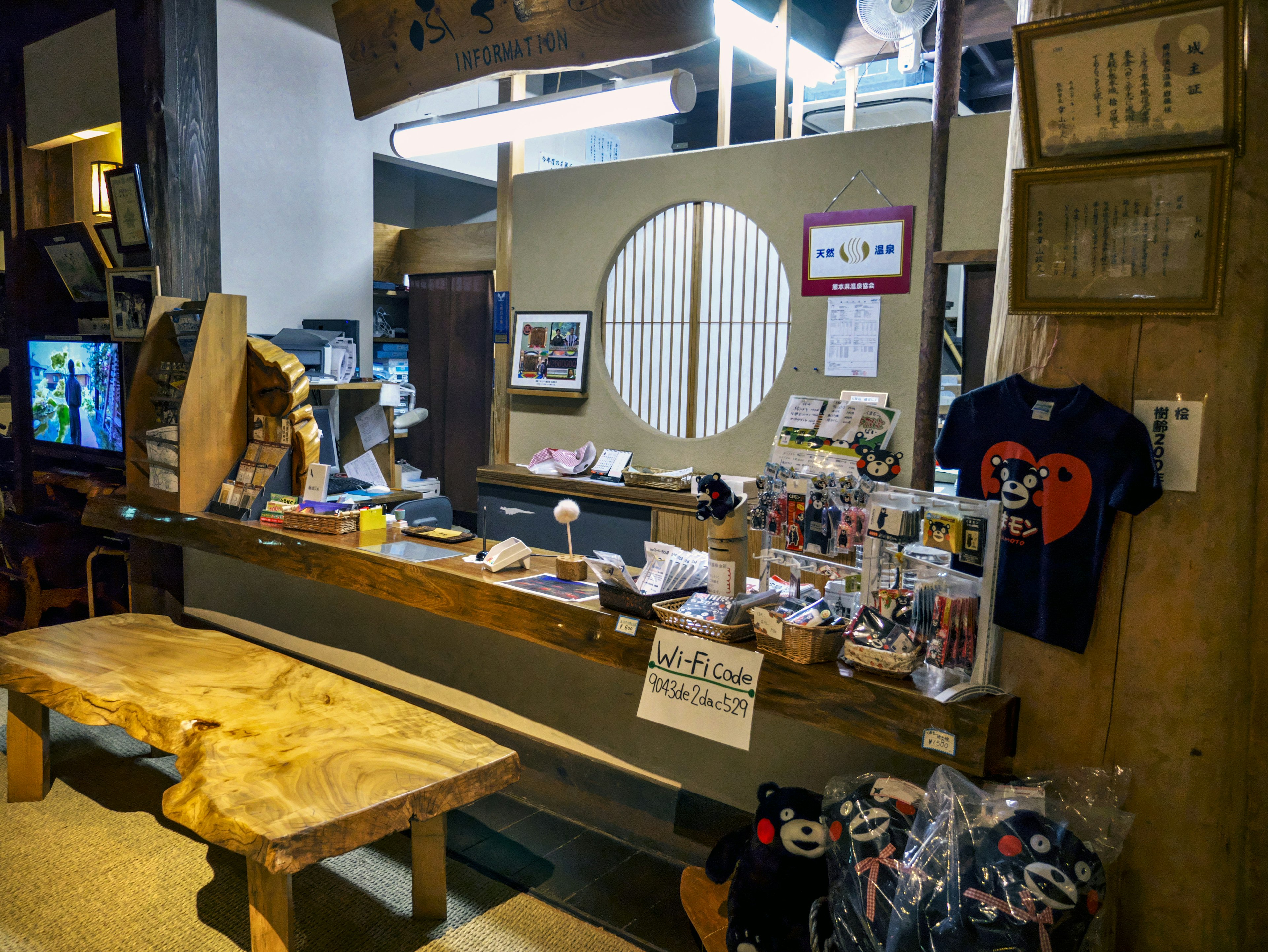 Mostrador de madera y estanterías en un interior de estilo japonés