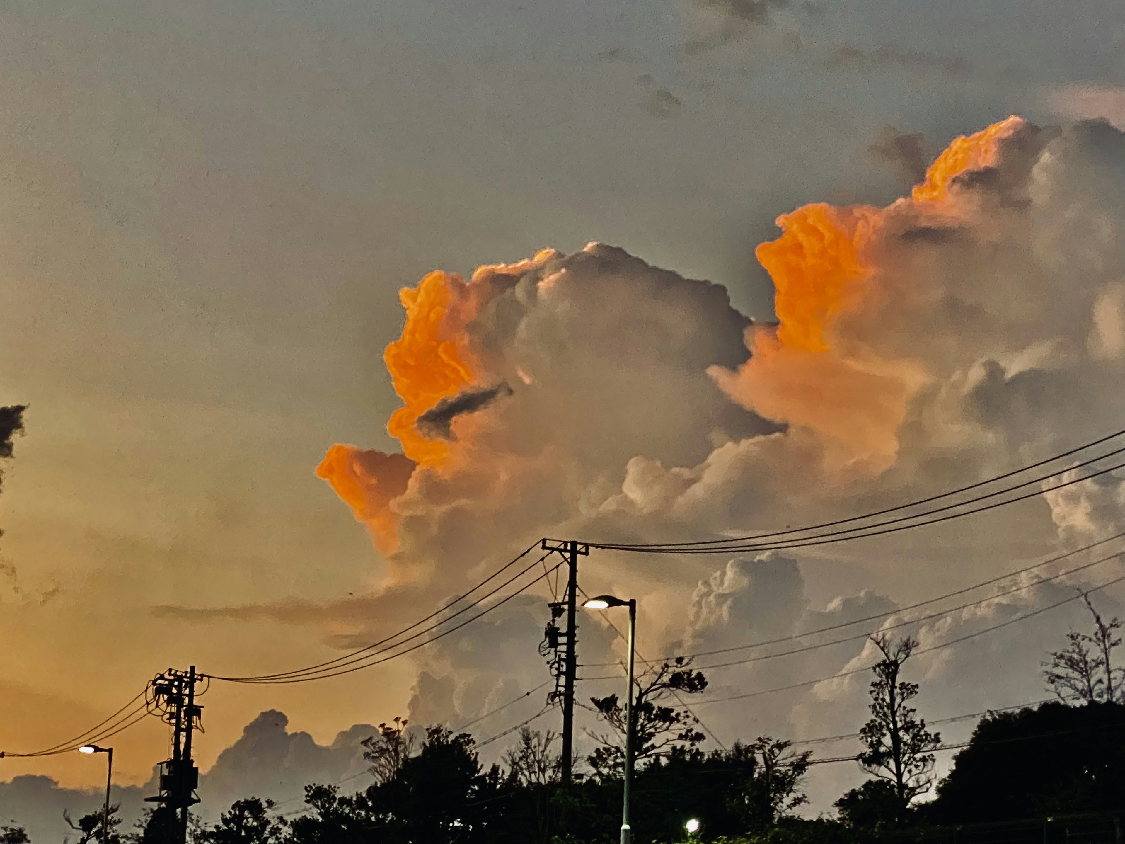 Awan senja dengan lampu jalan di latar depan