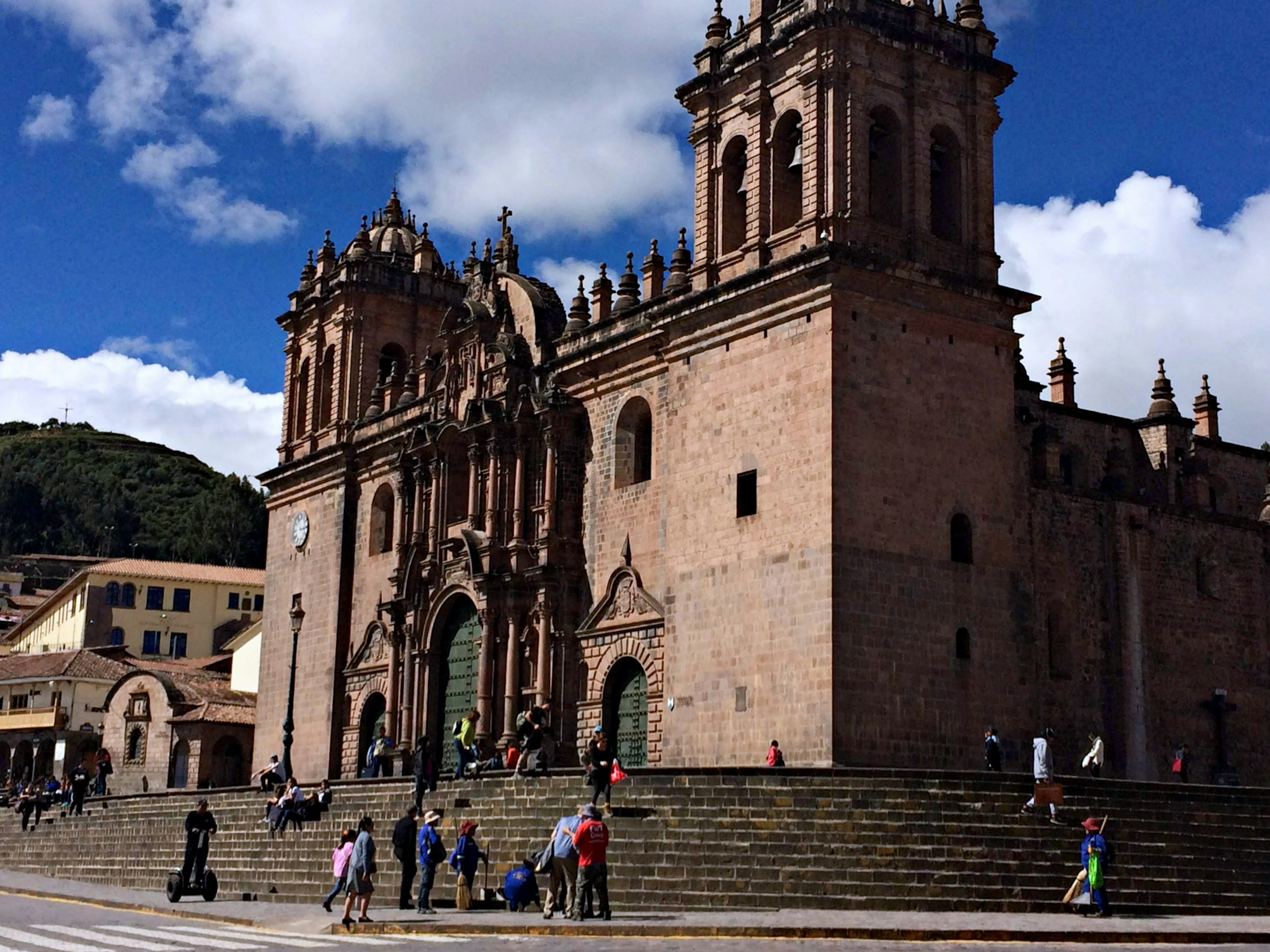 L'extérieur impressionnant de la cathédrale de Cusco avec des touristes sous un ciel bleu