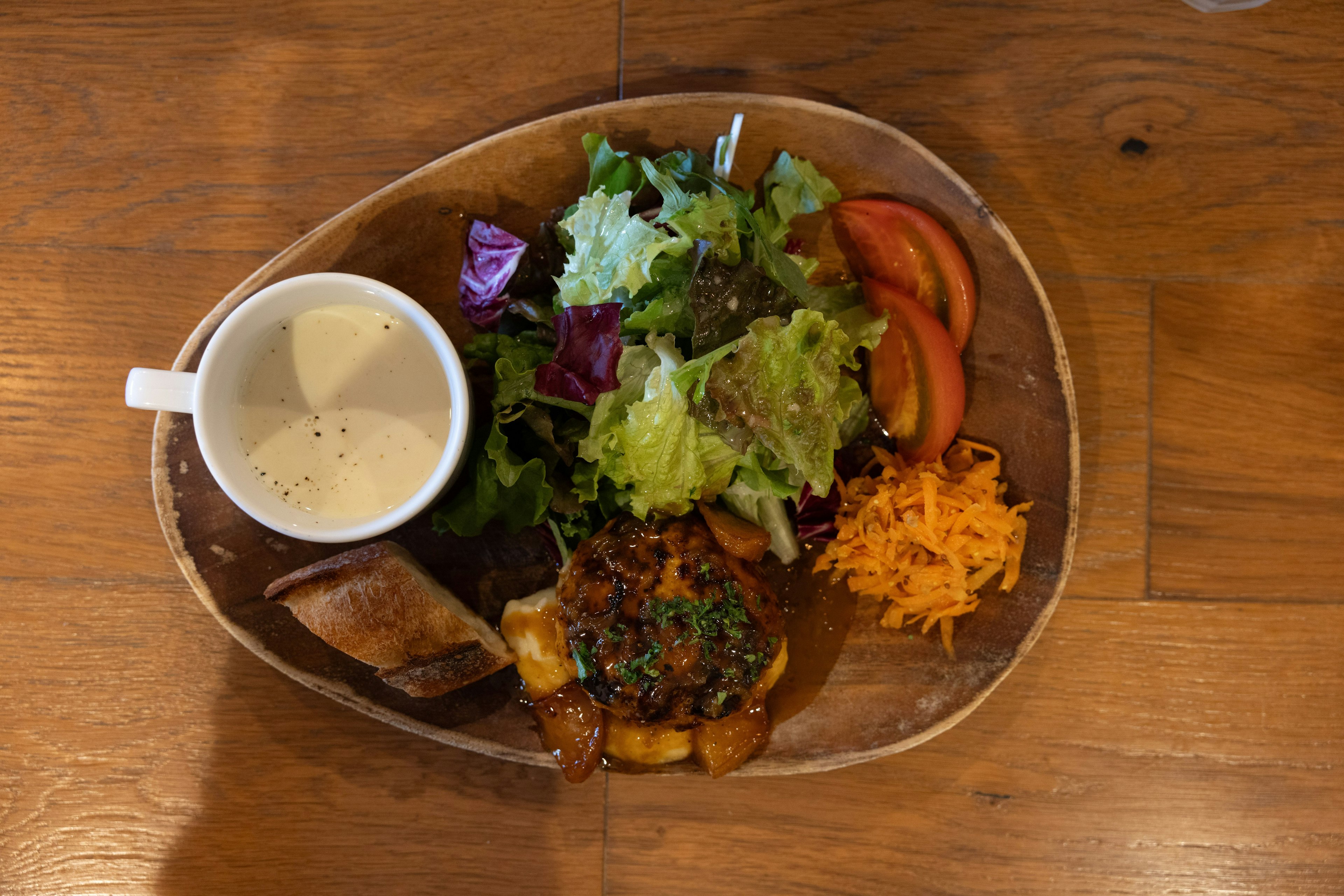 Một đĩa ngon với salad, cà chua và nước sốt kem