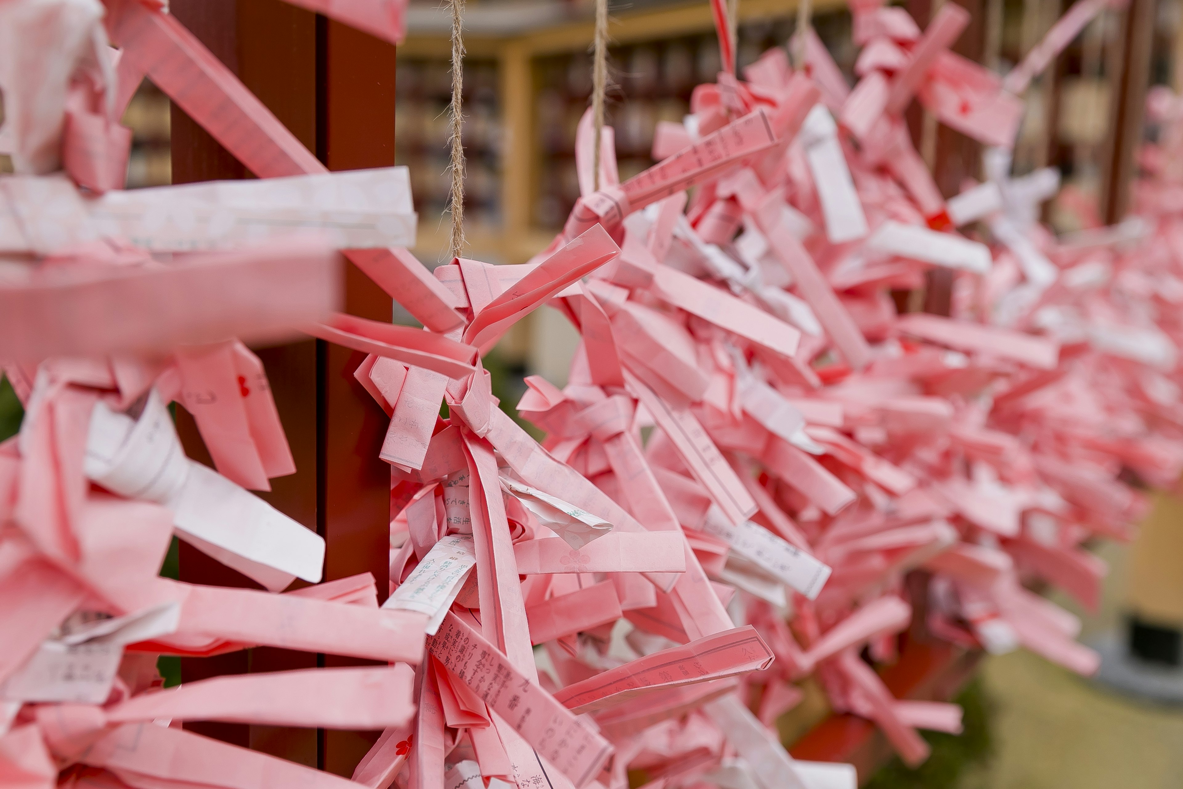 Una vista cercana de tiras de papel rosas y blancas colgando juntas