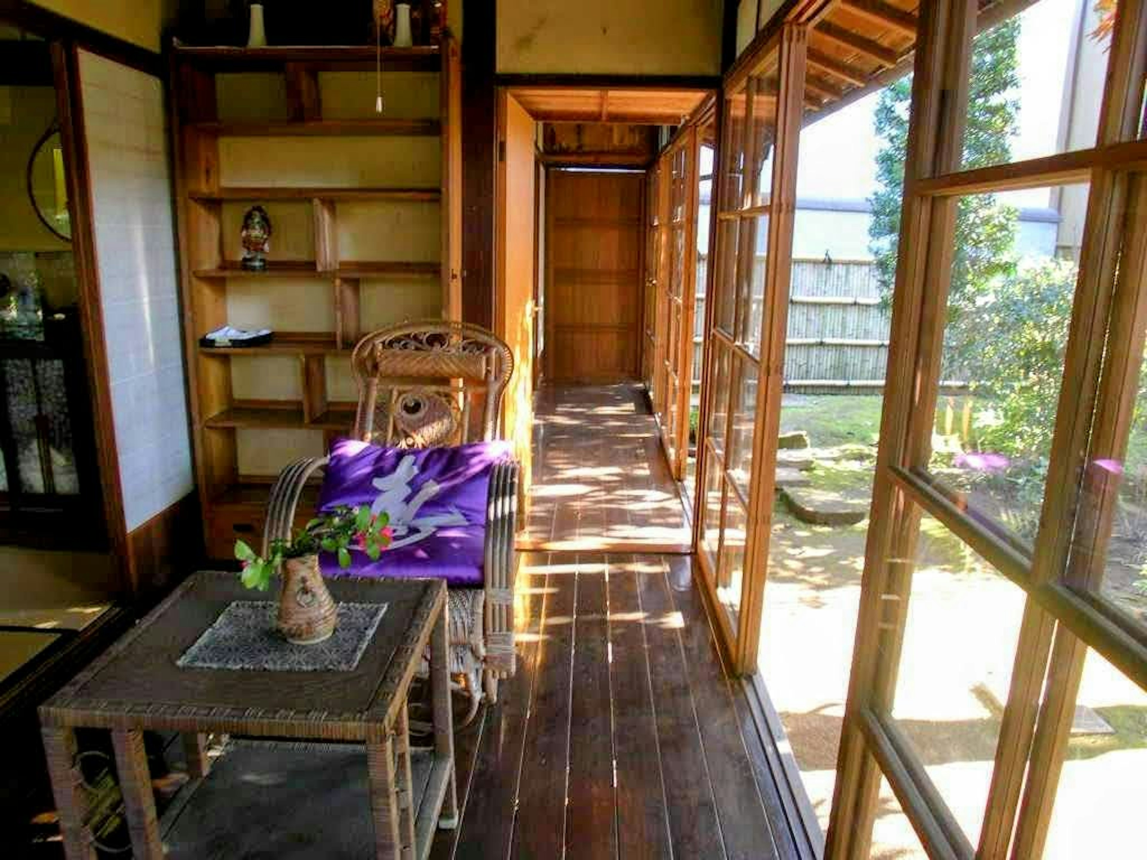 Lorong interior rumah Jepang tradisional dengan lantai kayu dan jendela besar