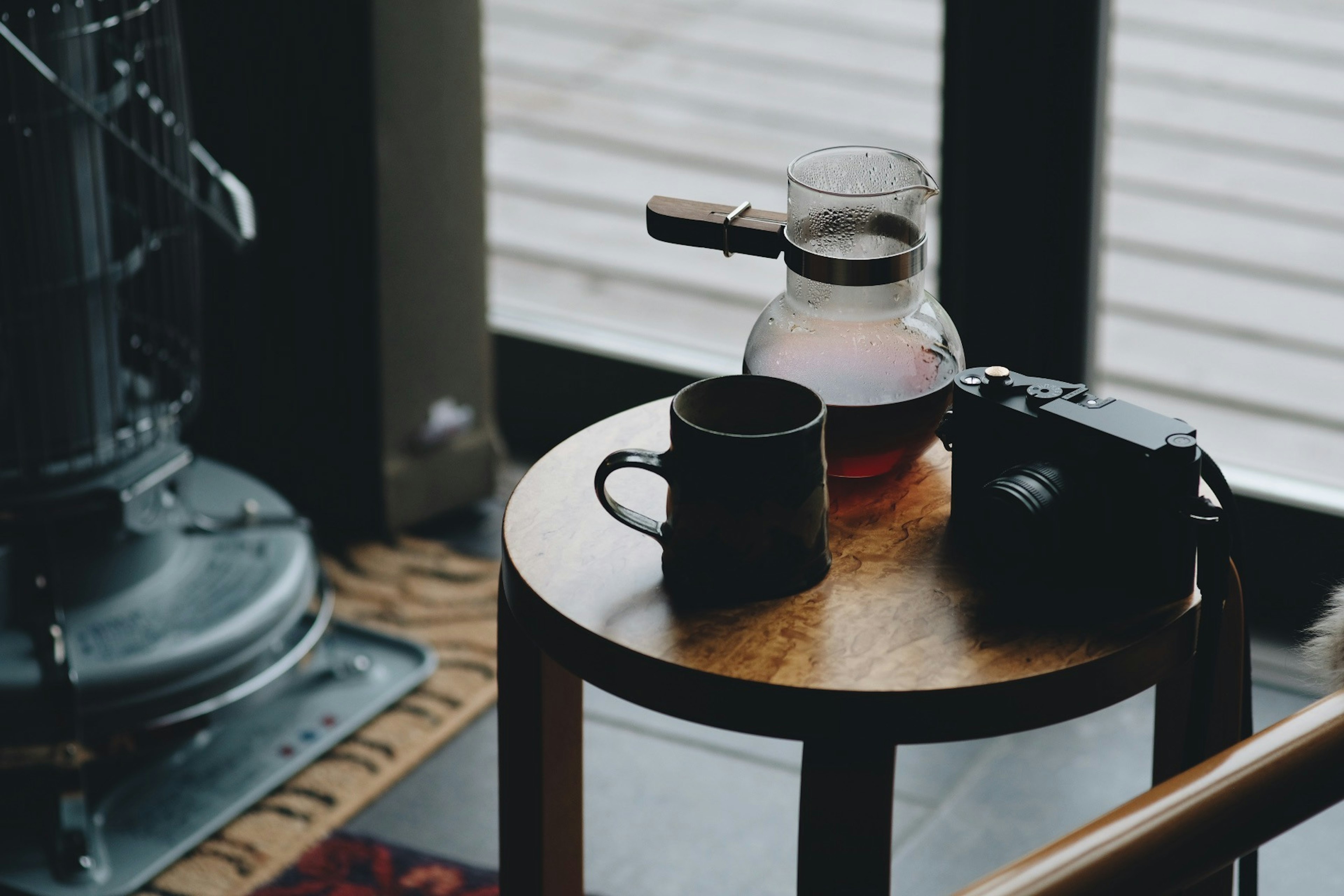 Pemandangan tenang dengan kopi dan kamera di atas meja kayu