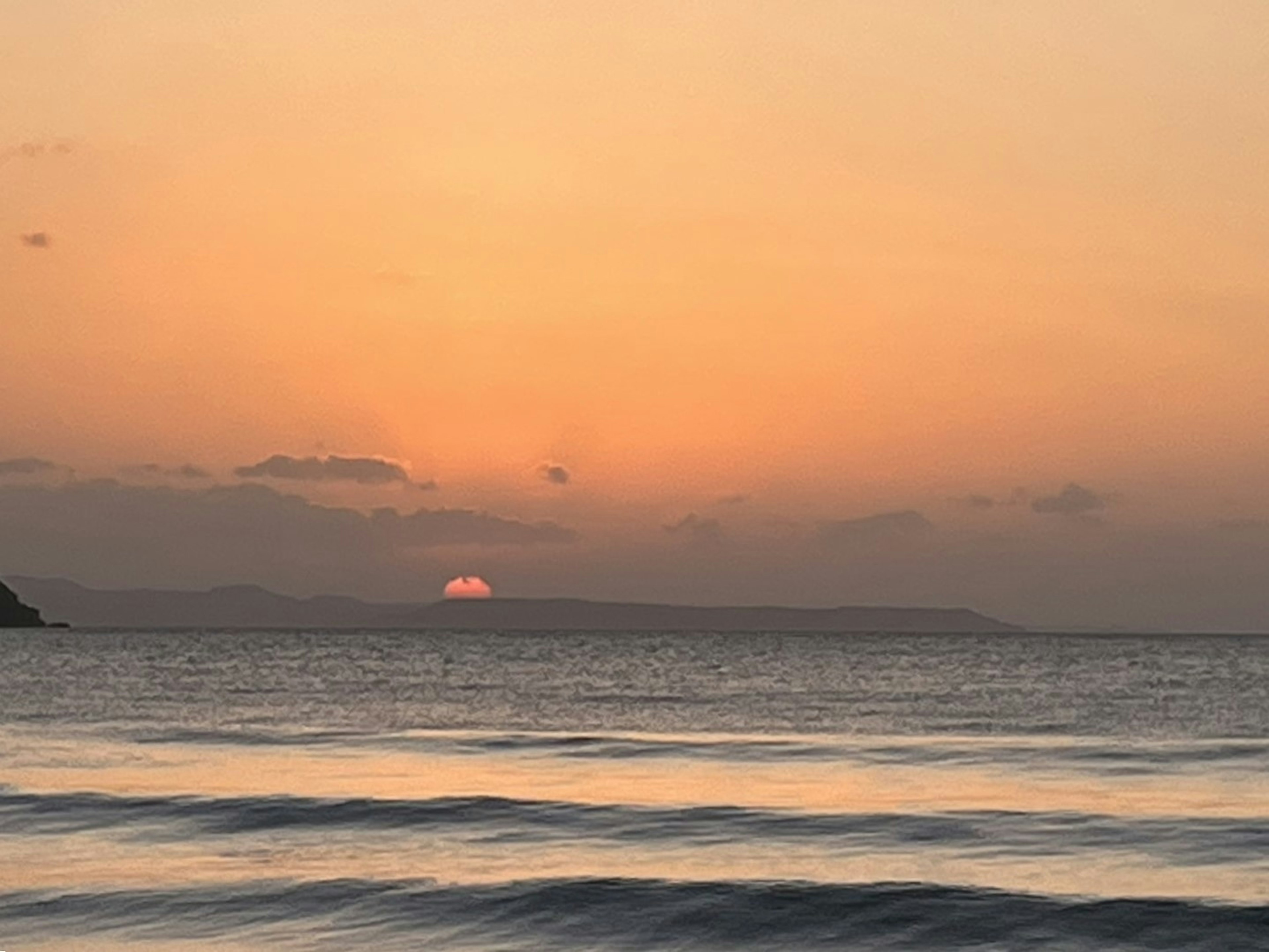 Hermosa vista del atardecer sobre el océano