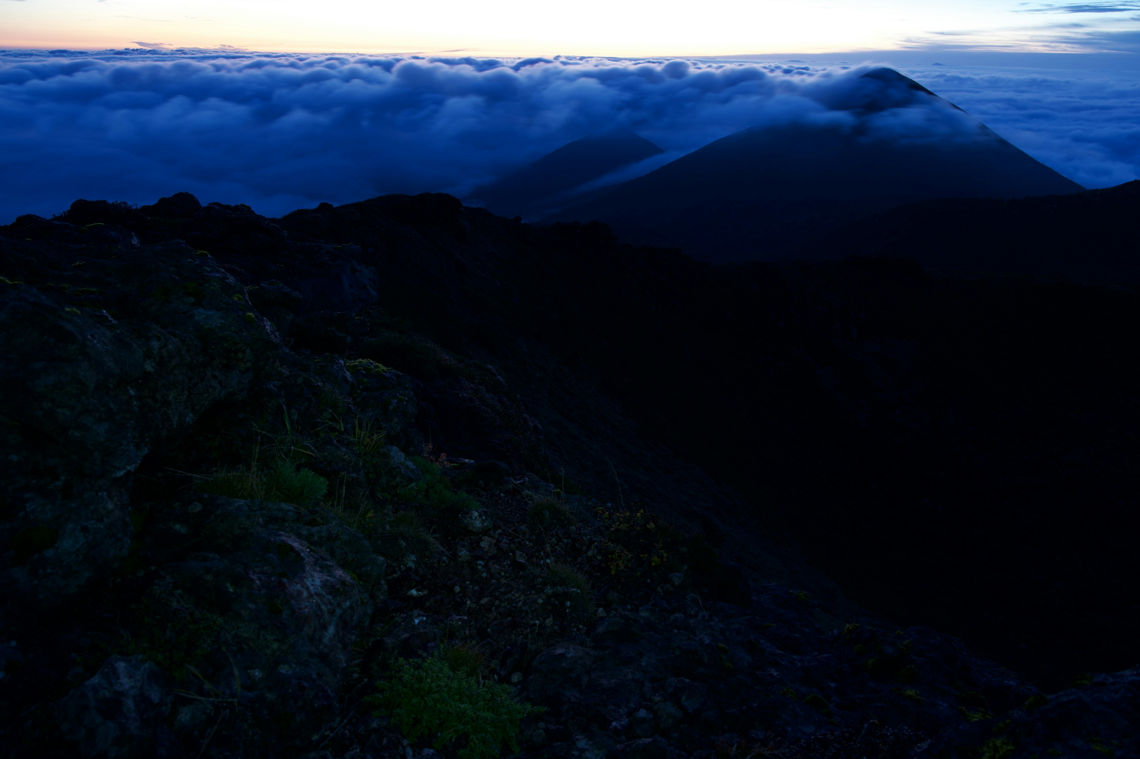 夕暮れ時の山の風景 薄暗い雲が浮かび上がる