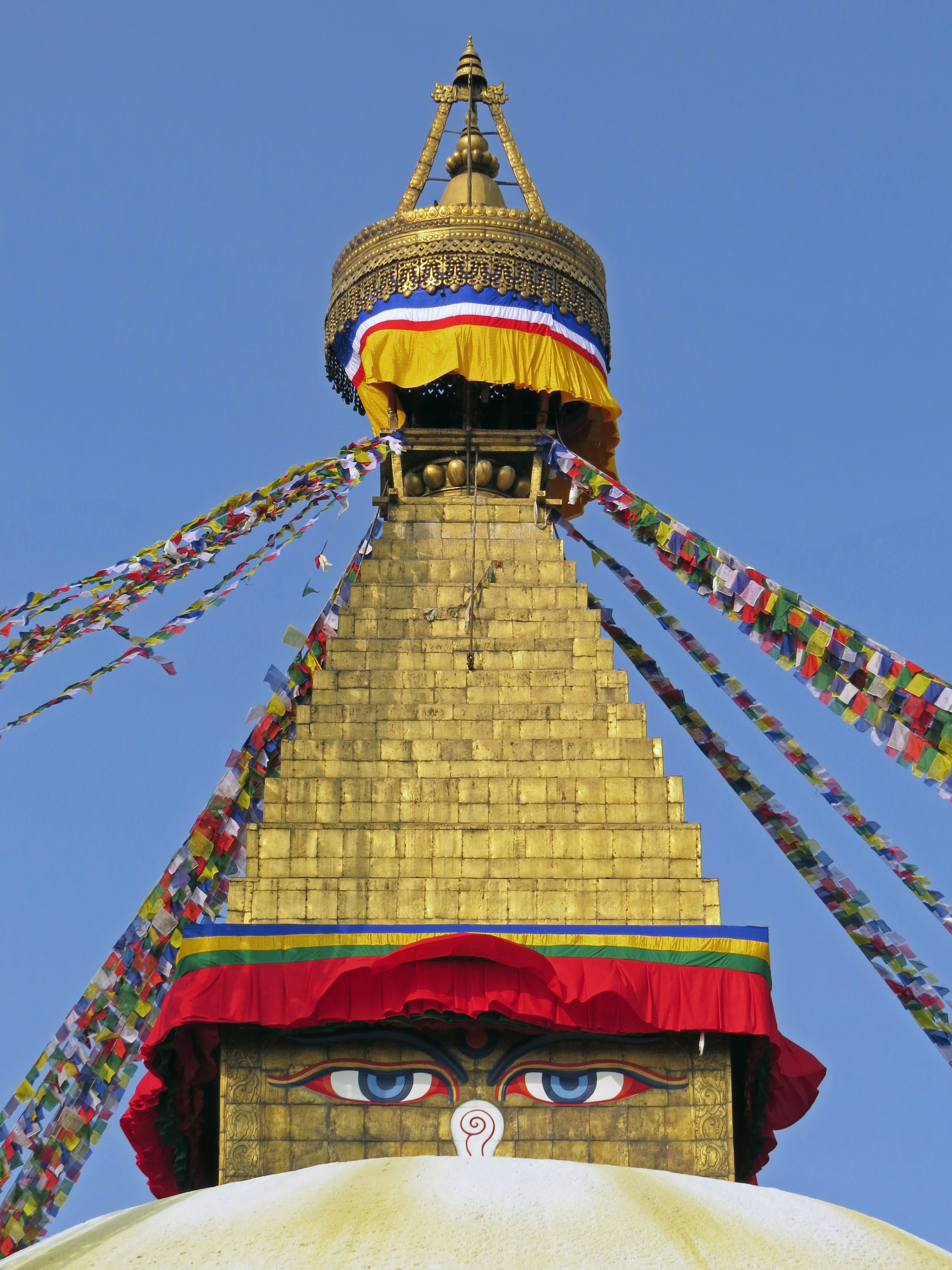 Estupa dorada de Boudhanath en Katmandú con banderas de oración coloridas