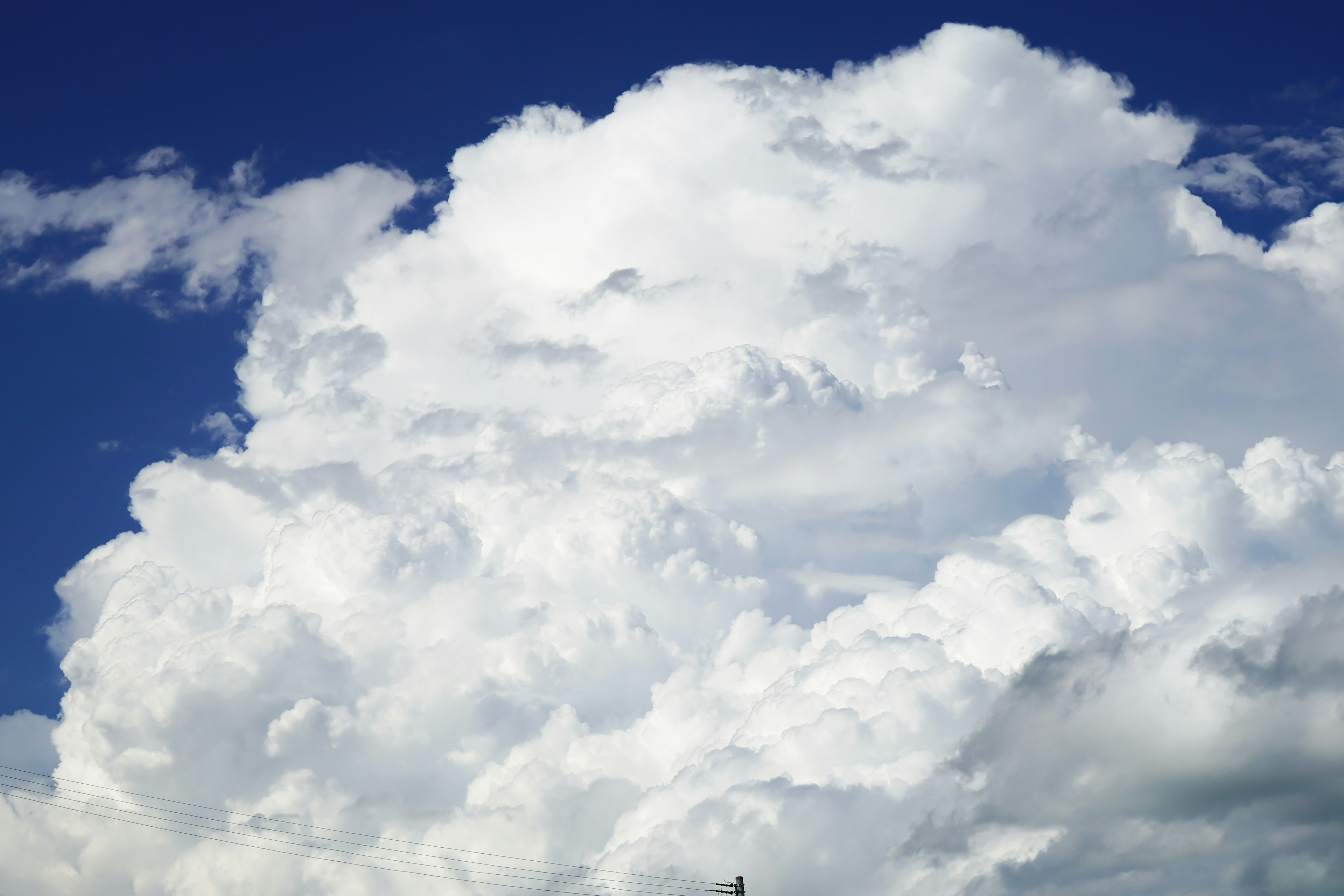 Große weiße Wolken schweben in einem blauen Himmel