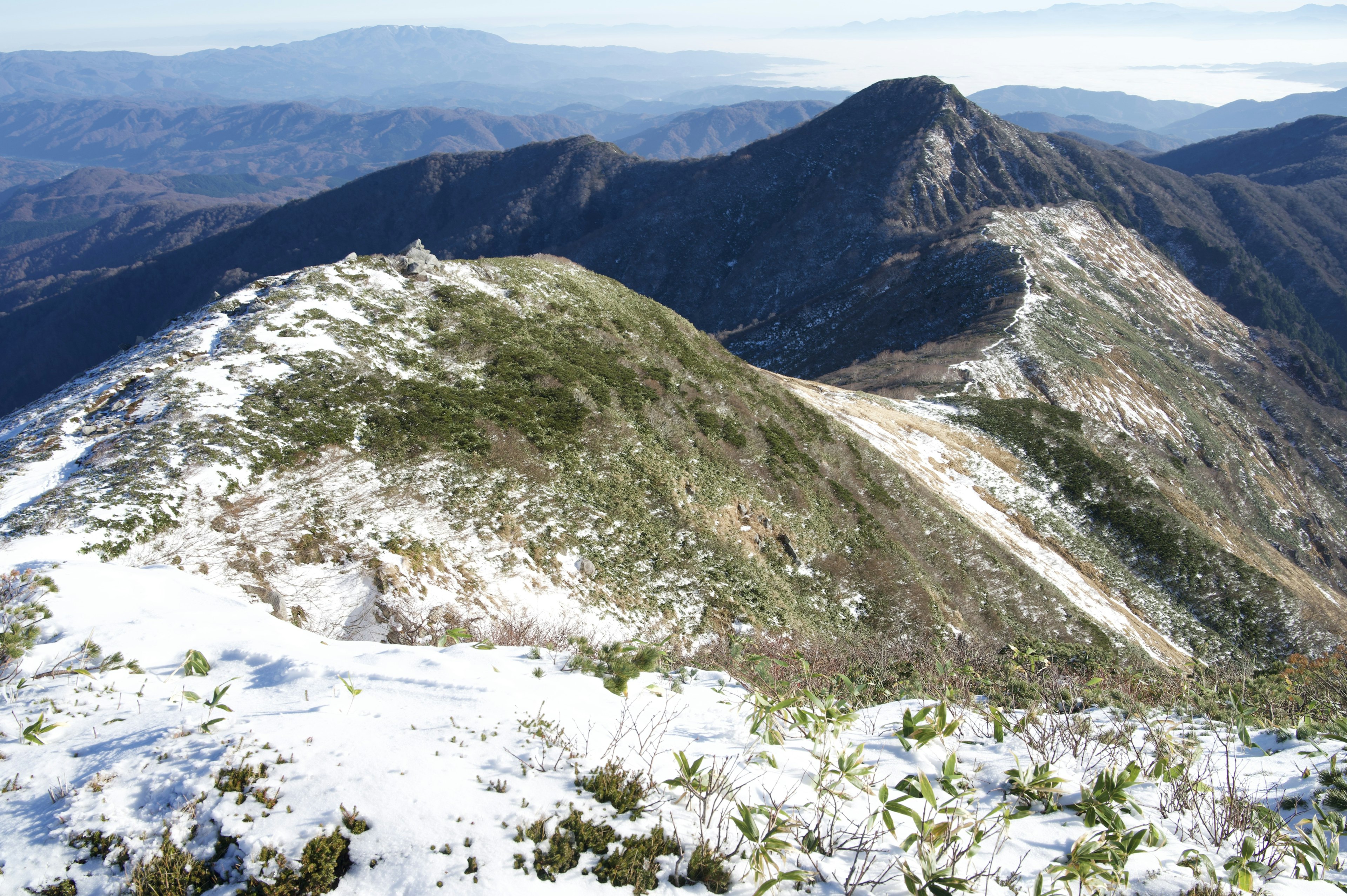 雪に覆われた山々の美しい風景