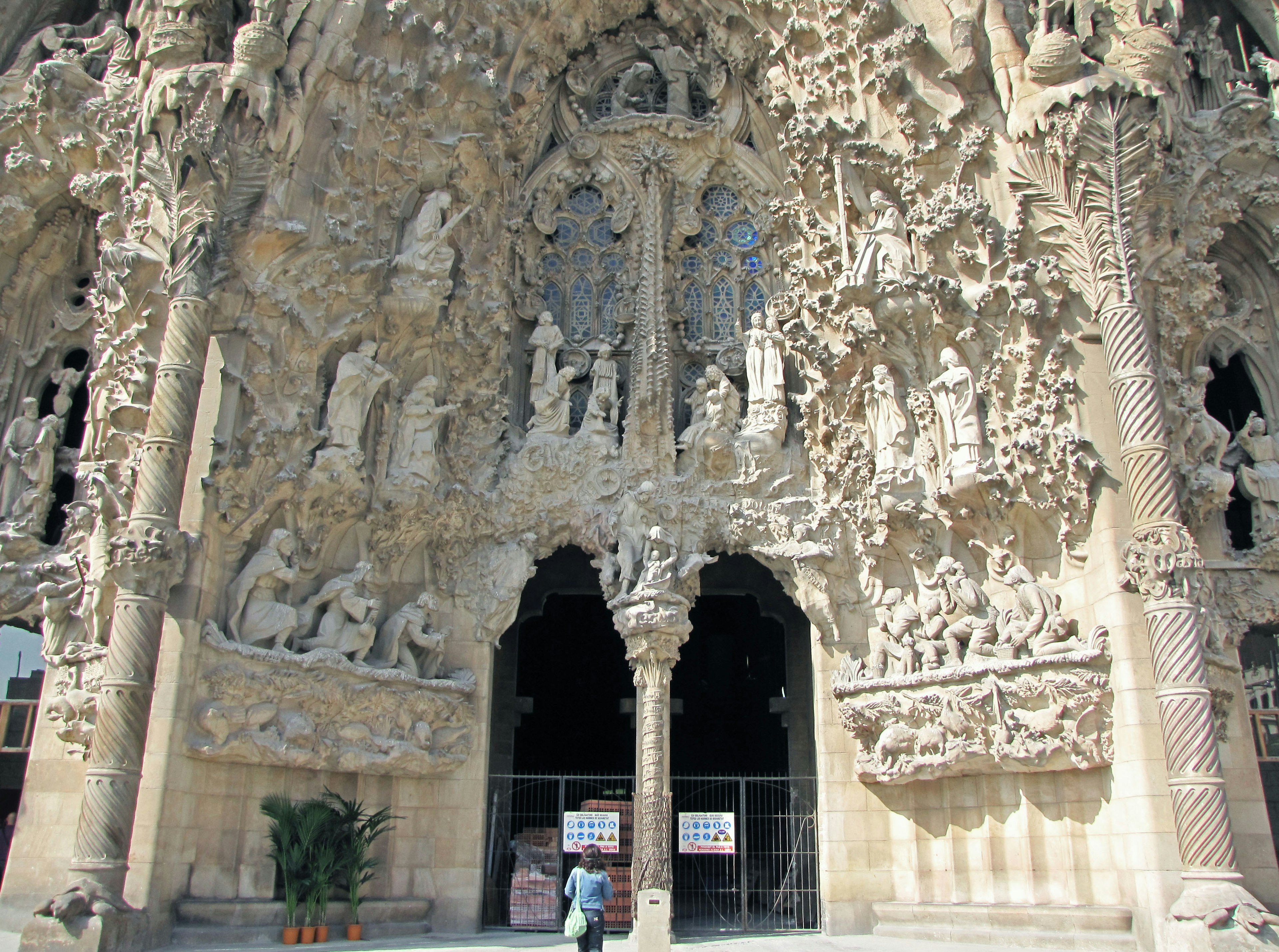 Cảnh bên ngoài chi tiết của Sagrada Familia với những bức tượng phức tạp và lối vào