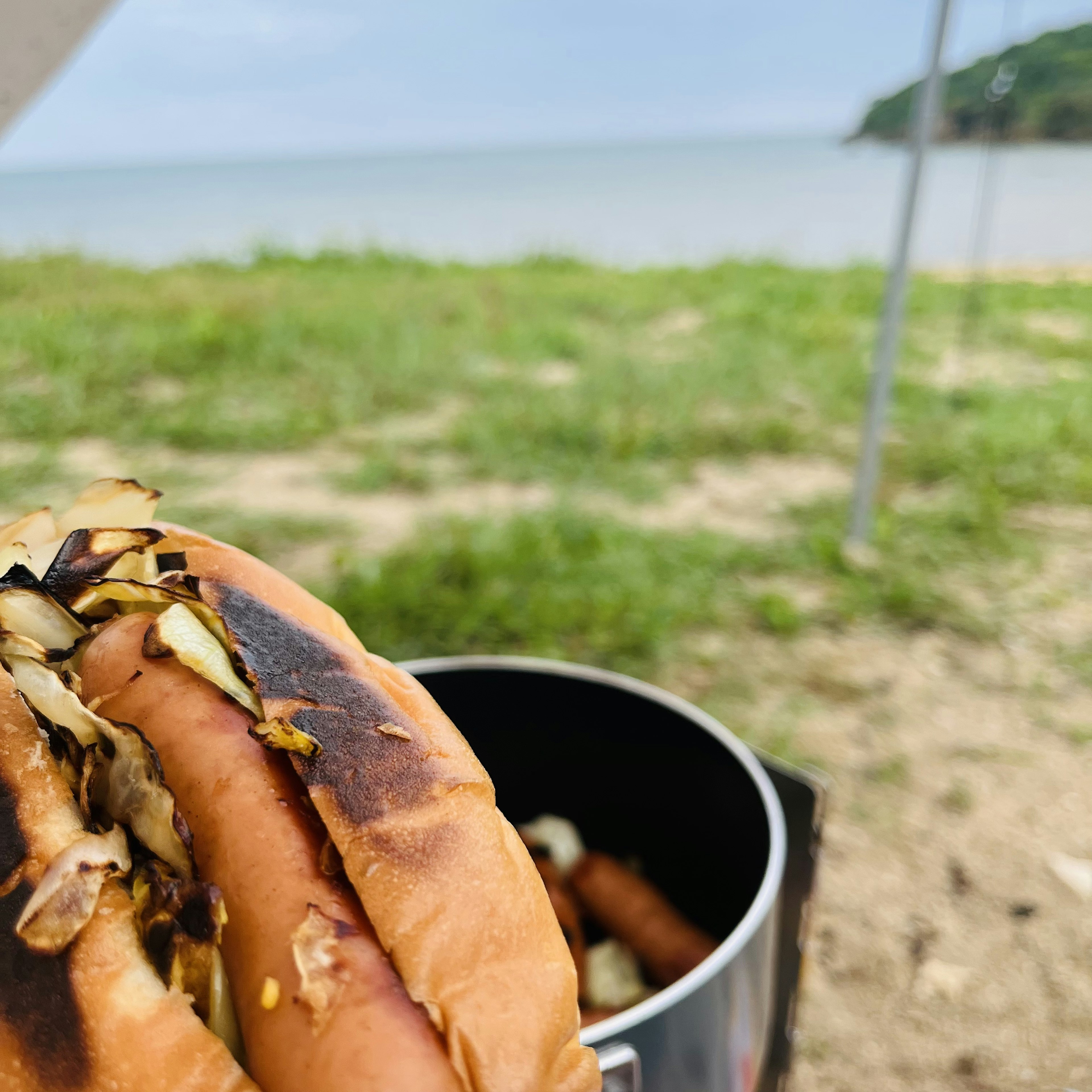 ビーチでのホットドッグと青い空