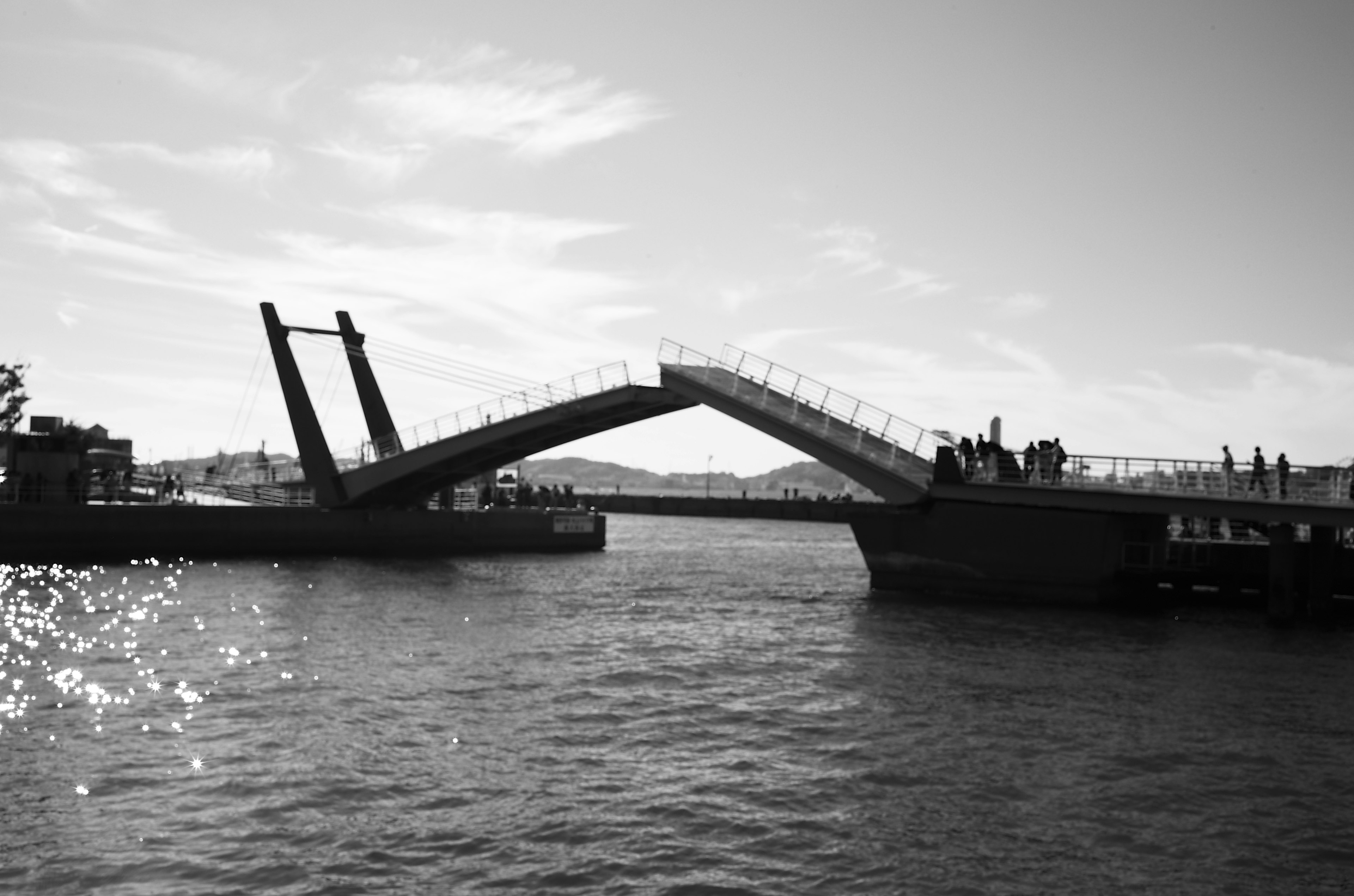 Jembatan bergerak unik yang melintasi sungai dengan pemandangan sekitarnya