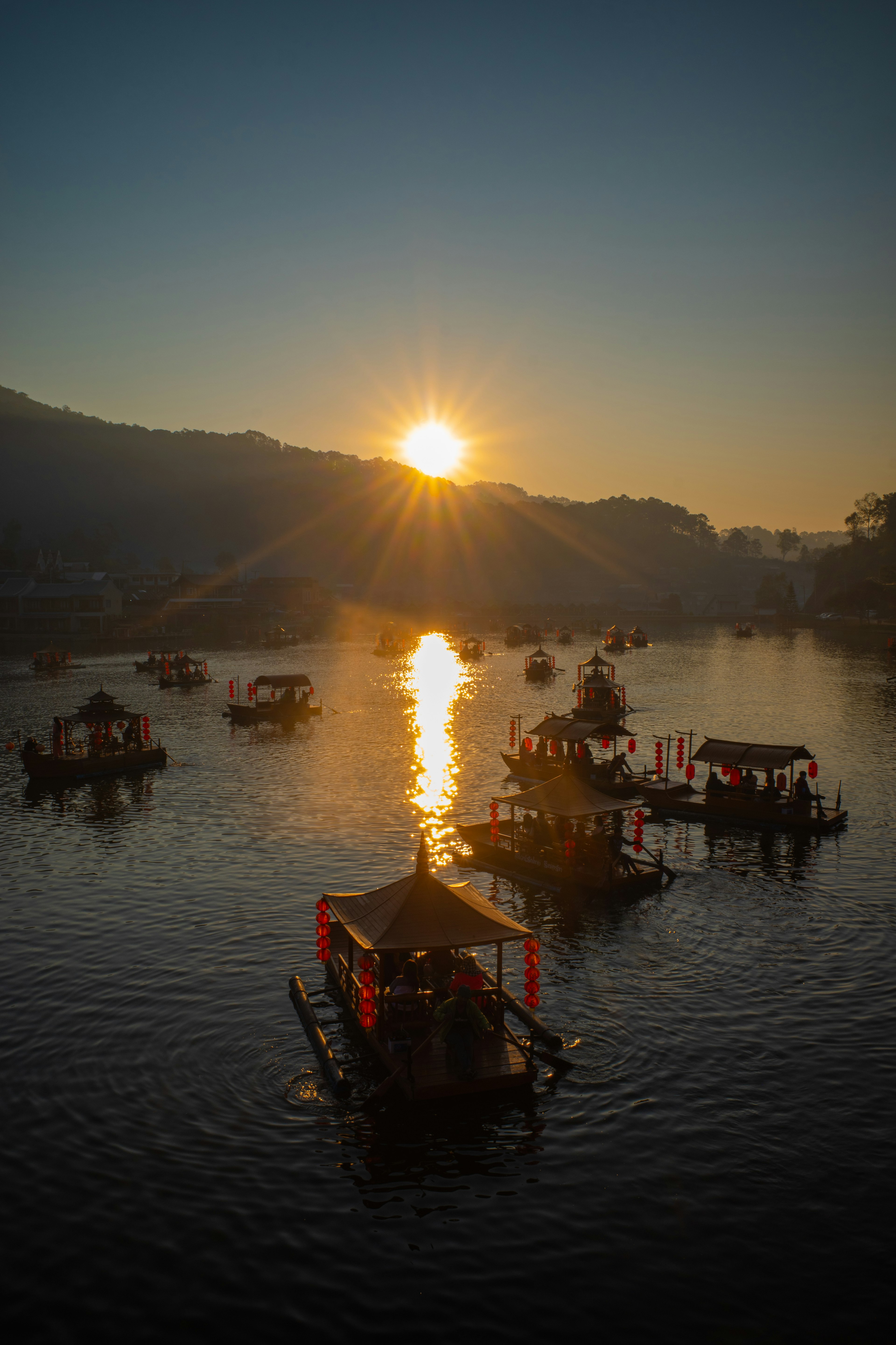 Bateaux traditionnels flottant au lever du soleil