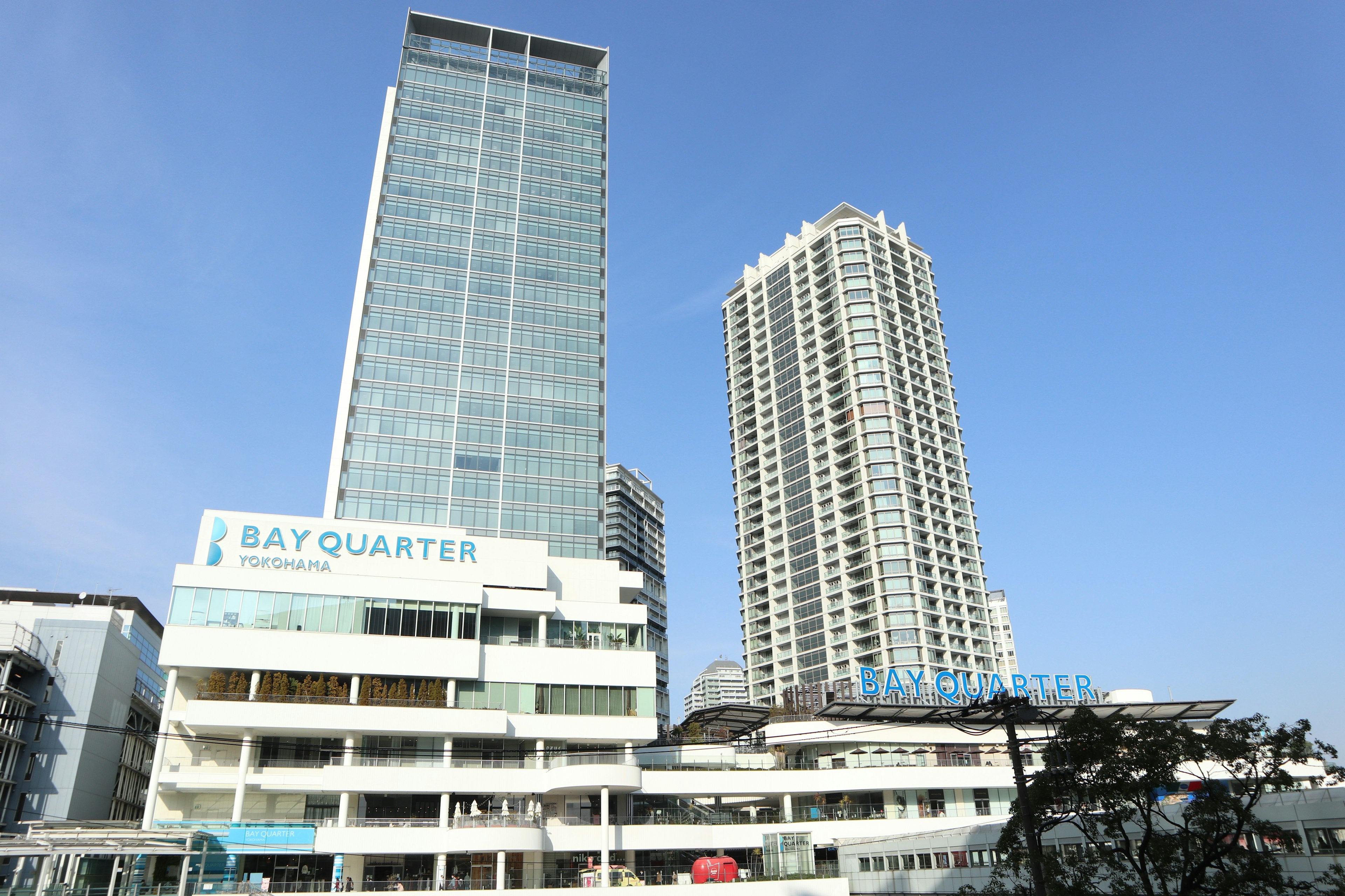 Pemandangan garis langit menampilkan gedung Bay Quarter dan langit biru cerah