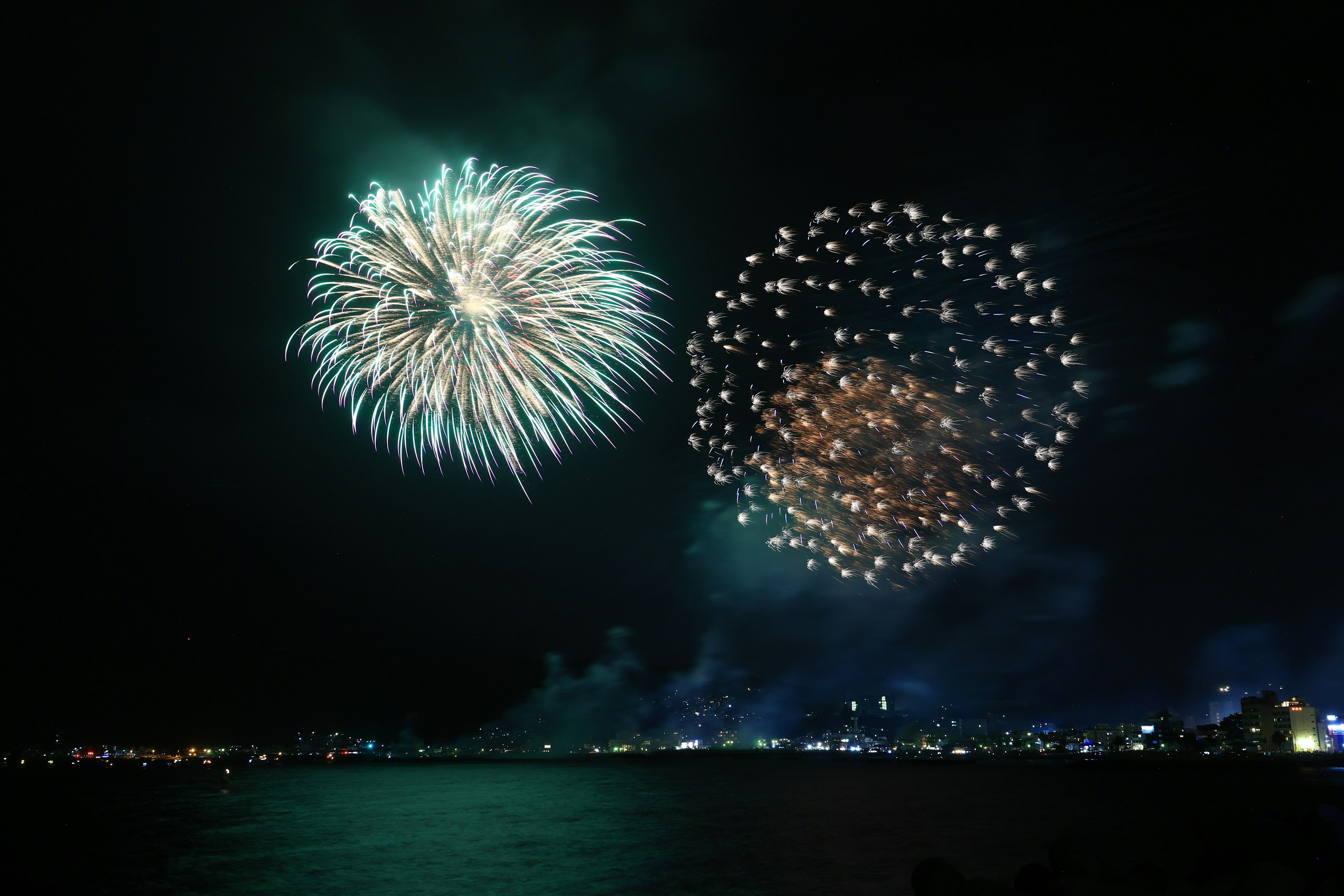 夜空中綻放出不同顏色煙花的美麗場景