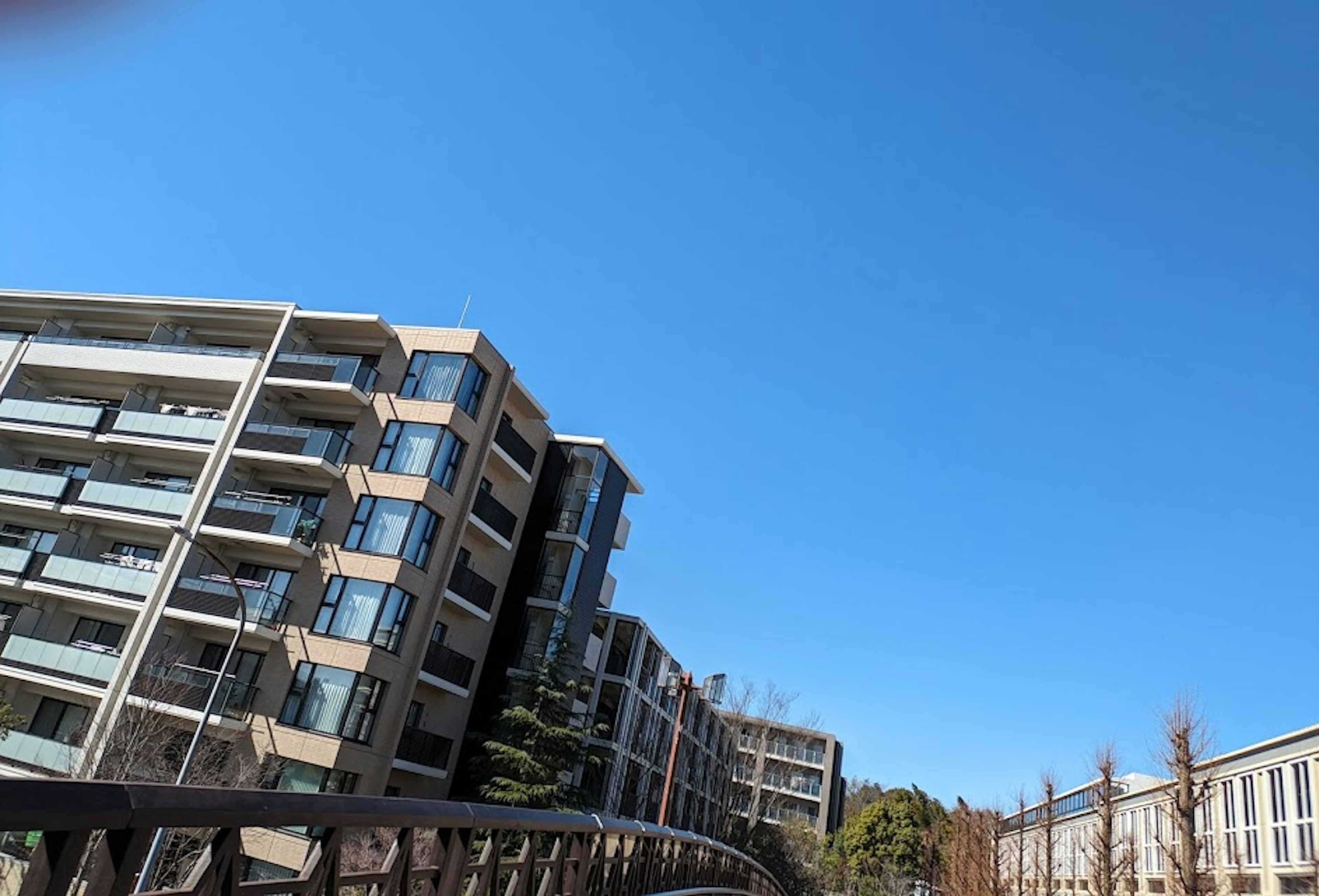 Edificios de apartamentos modernos bajo un cielo azul claro