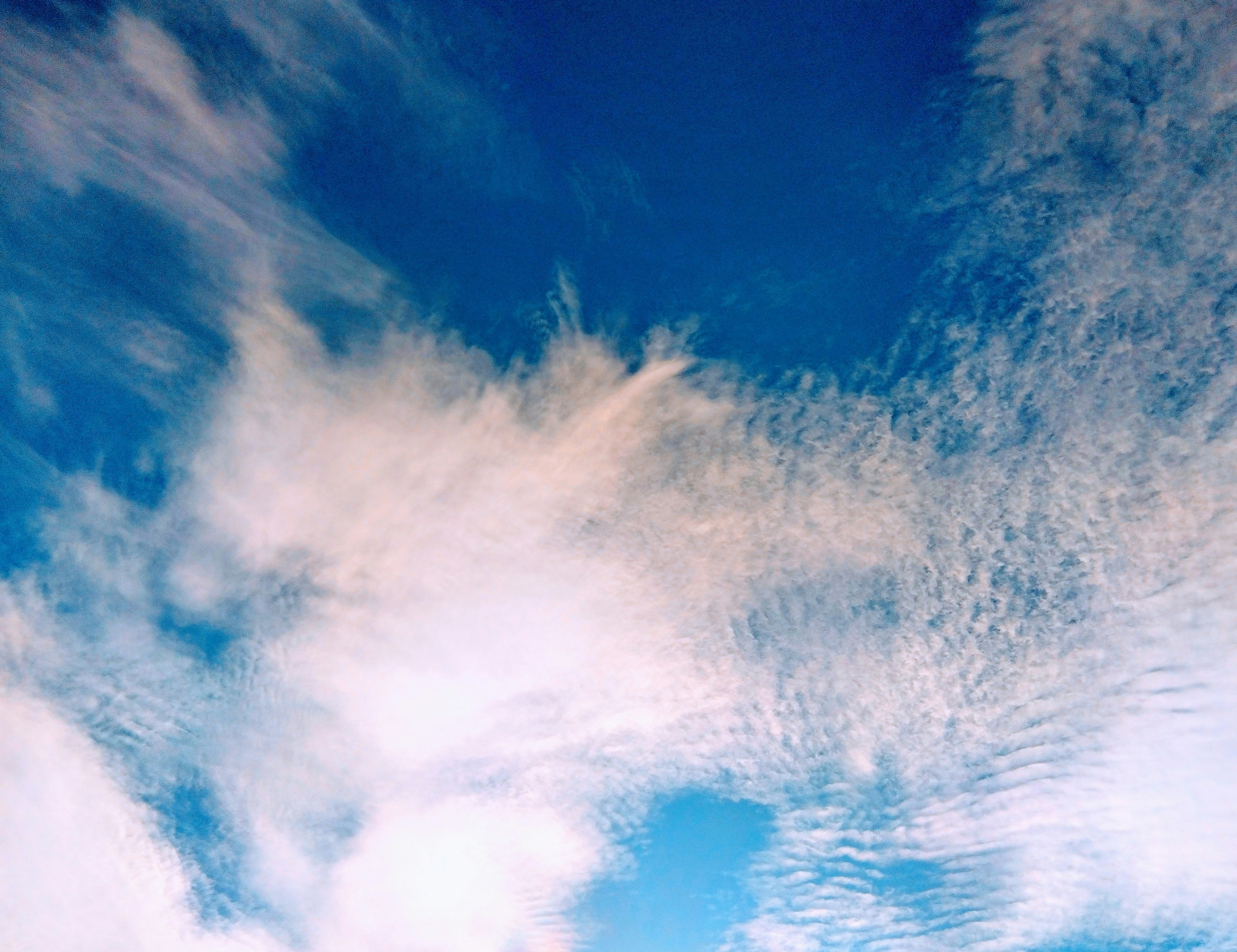 Pemandangan indah langit biru dengan awan putih