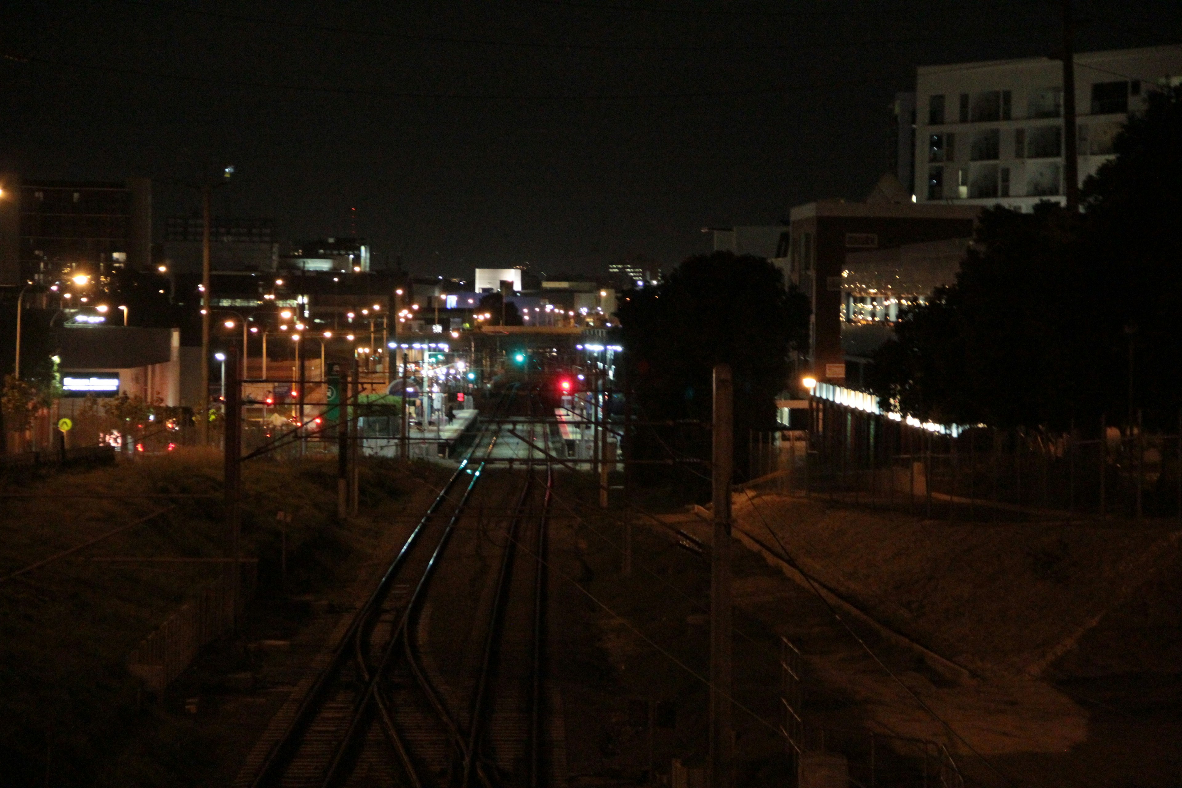 夜の都市風景 鉄道と街の光が交差するシーン