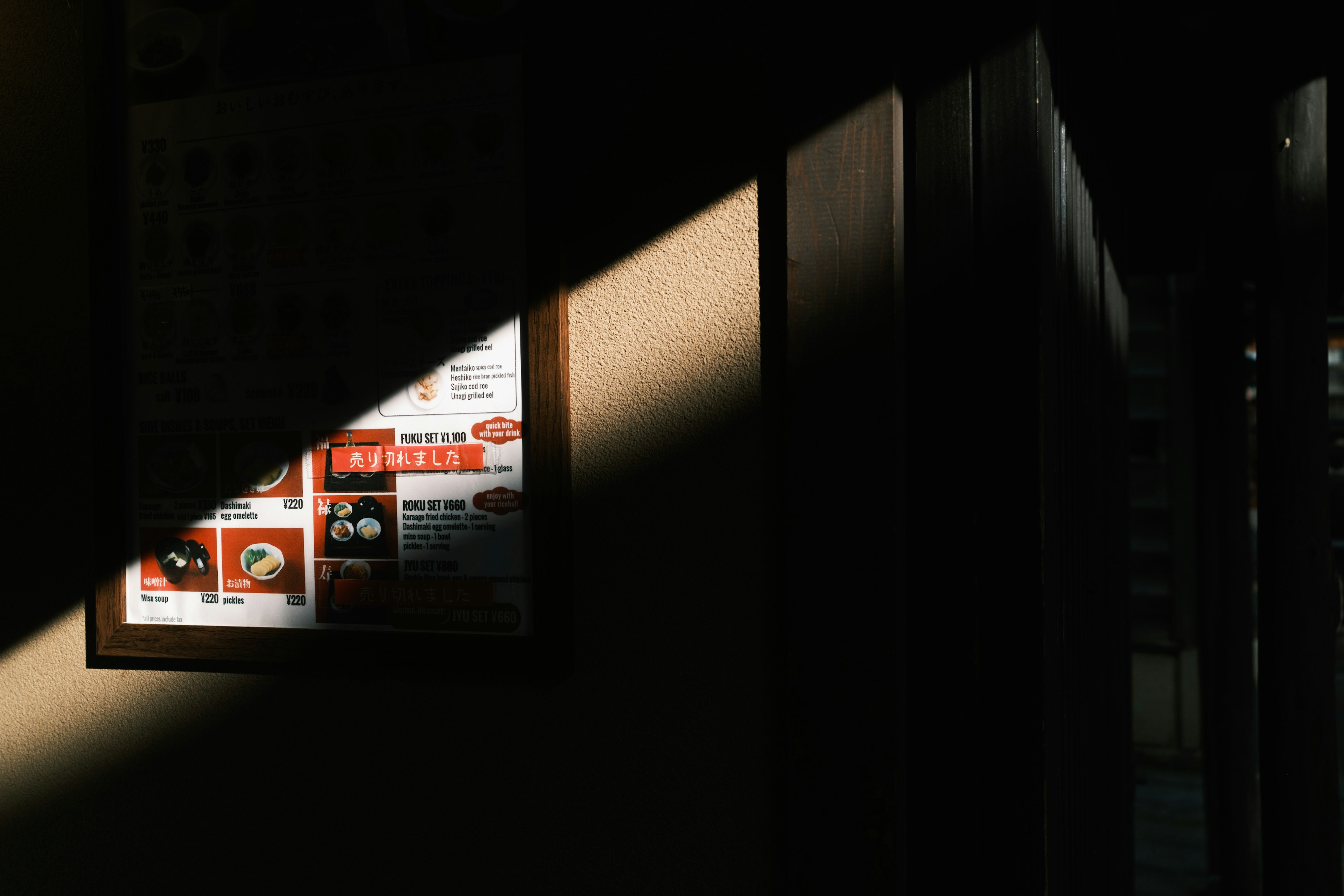 Panneau de menu illuminé par la lumière avec des contrastes d'ombre