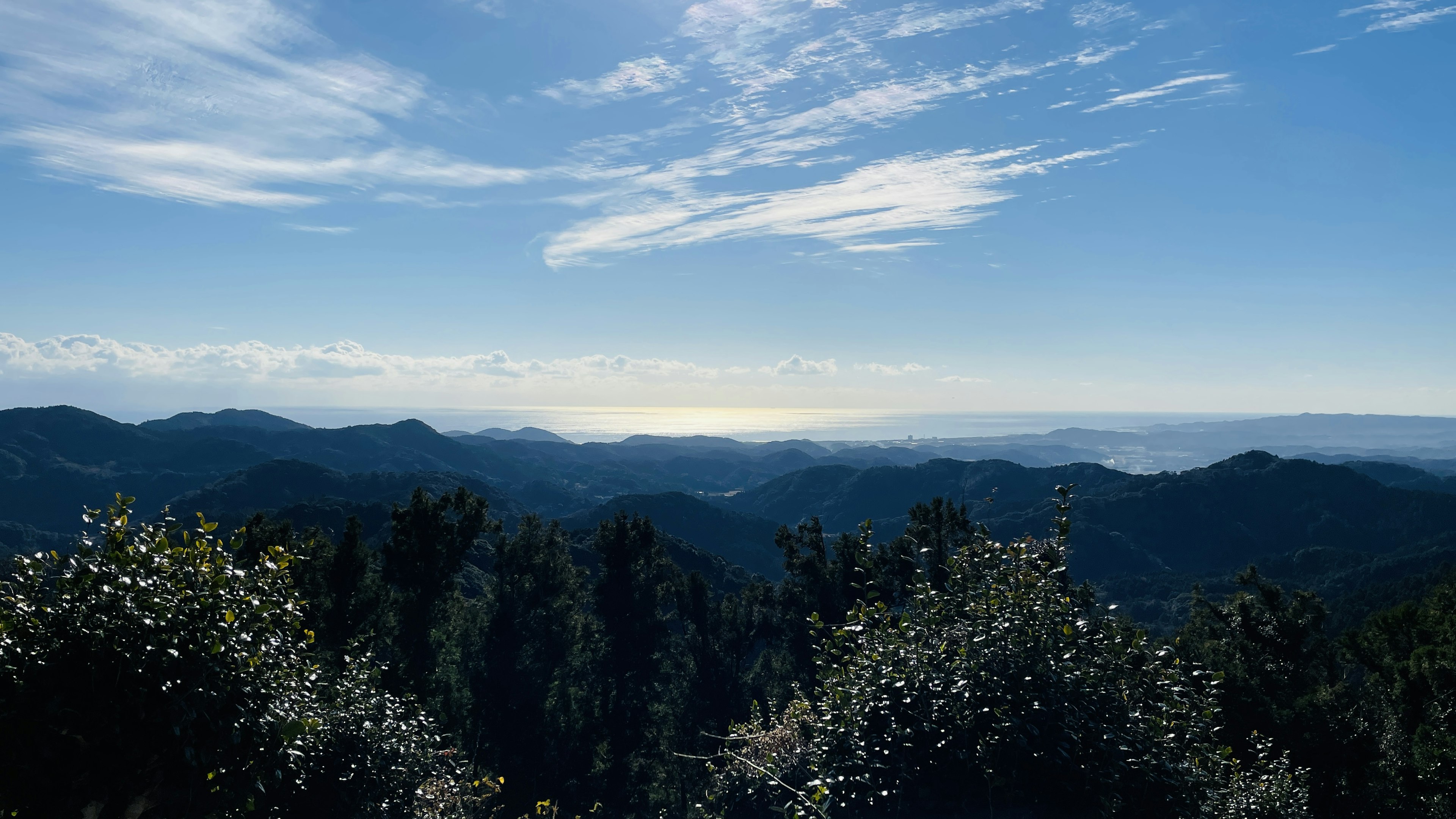 蓝天下的山脉全景