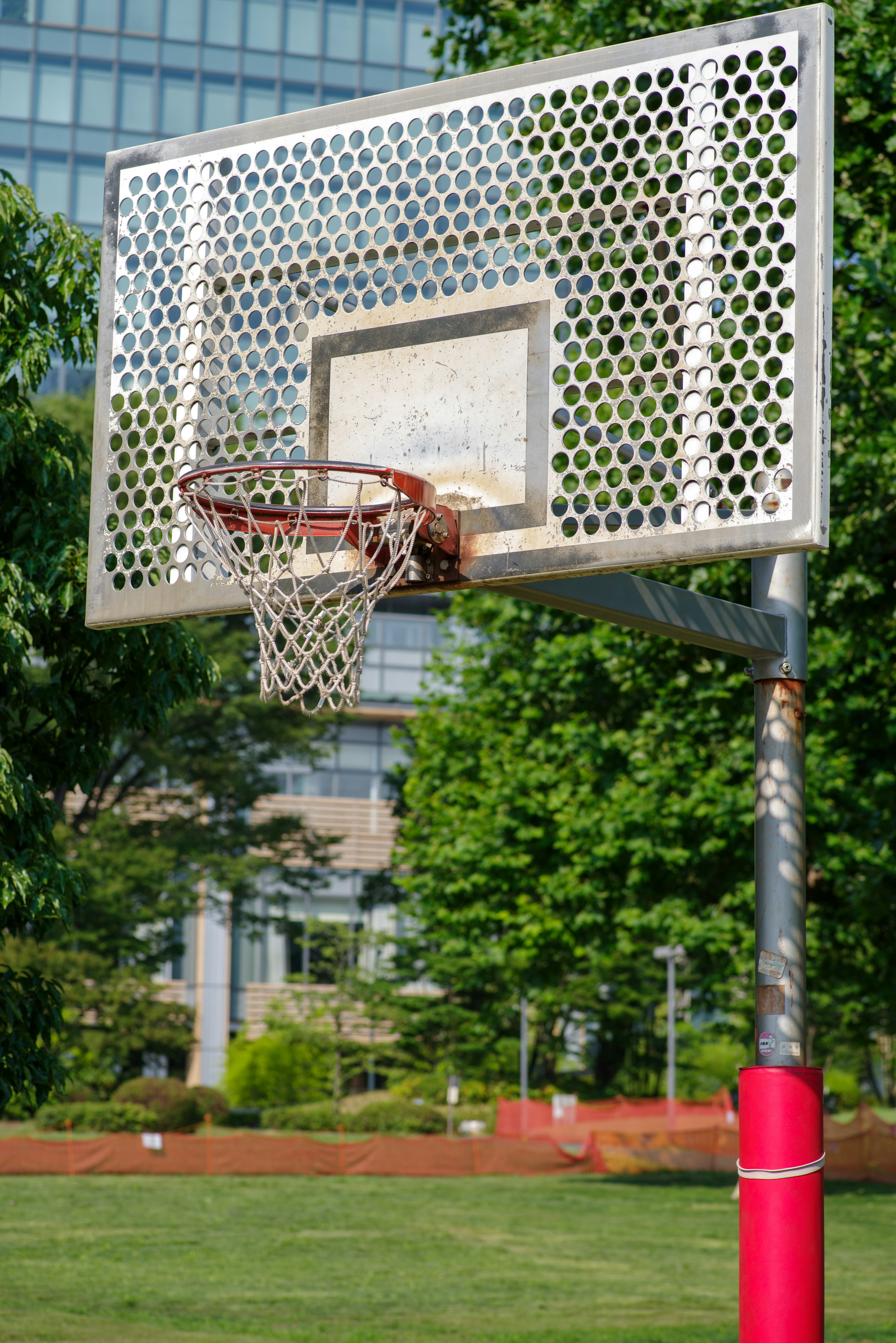 Panier de basket dans un parc avec de l'herbe verte