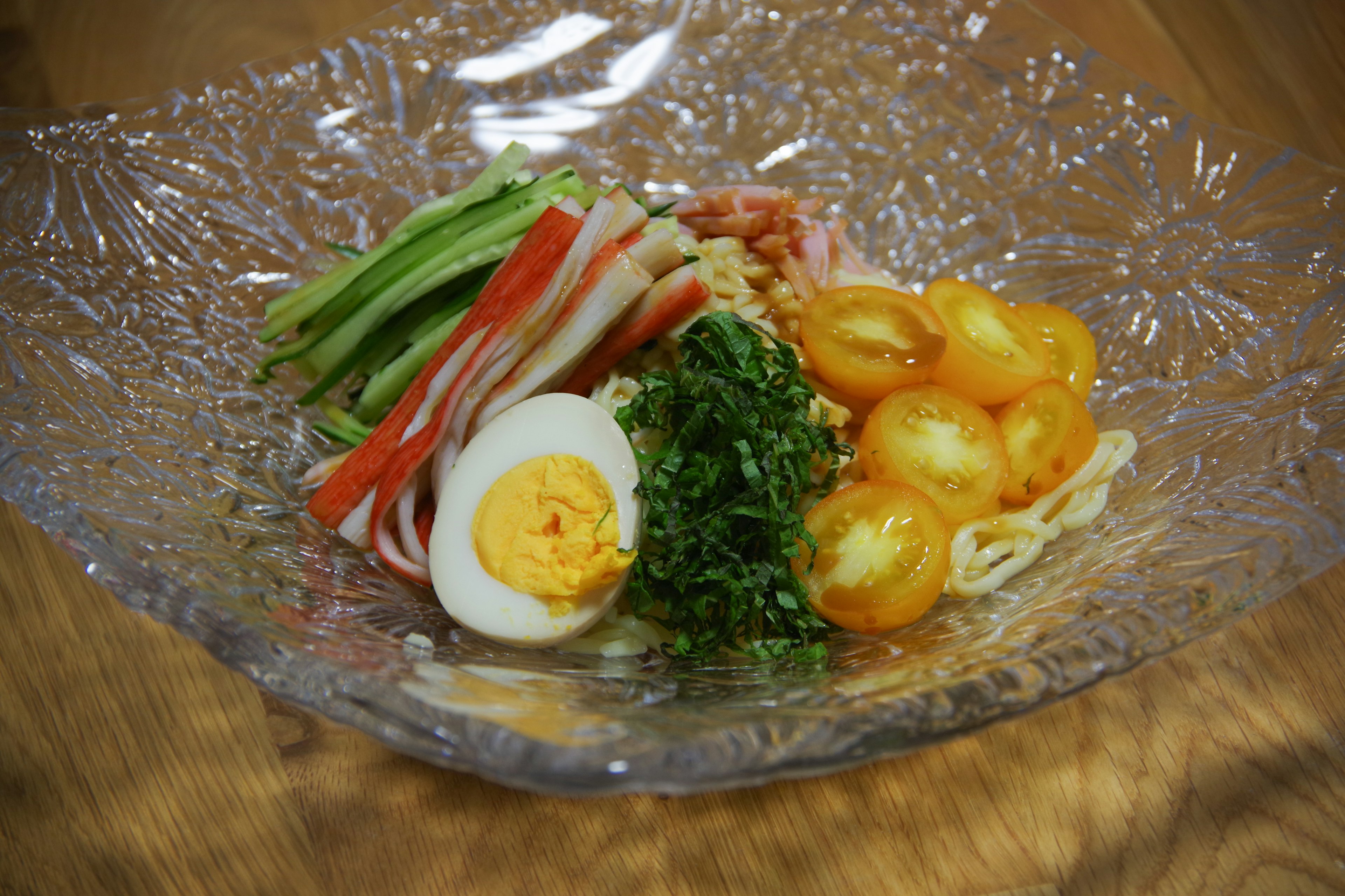 Arreglo colorido de ingredientes servido en un hermoso plato de vidrio