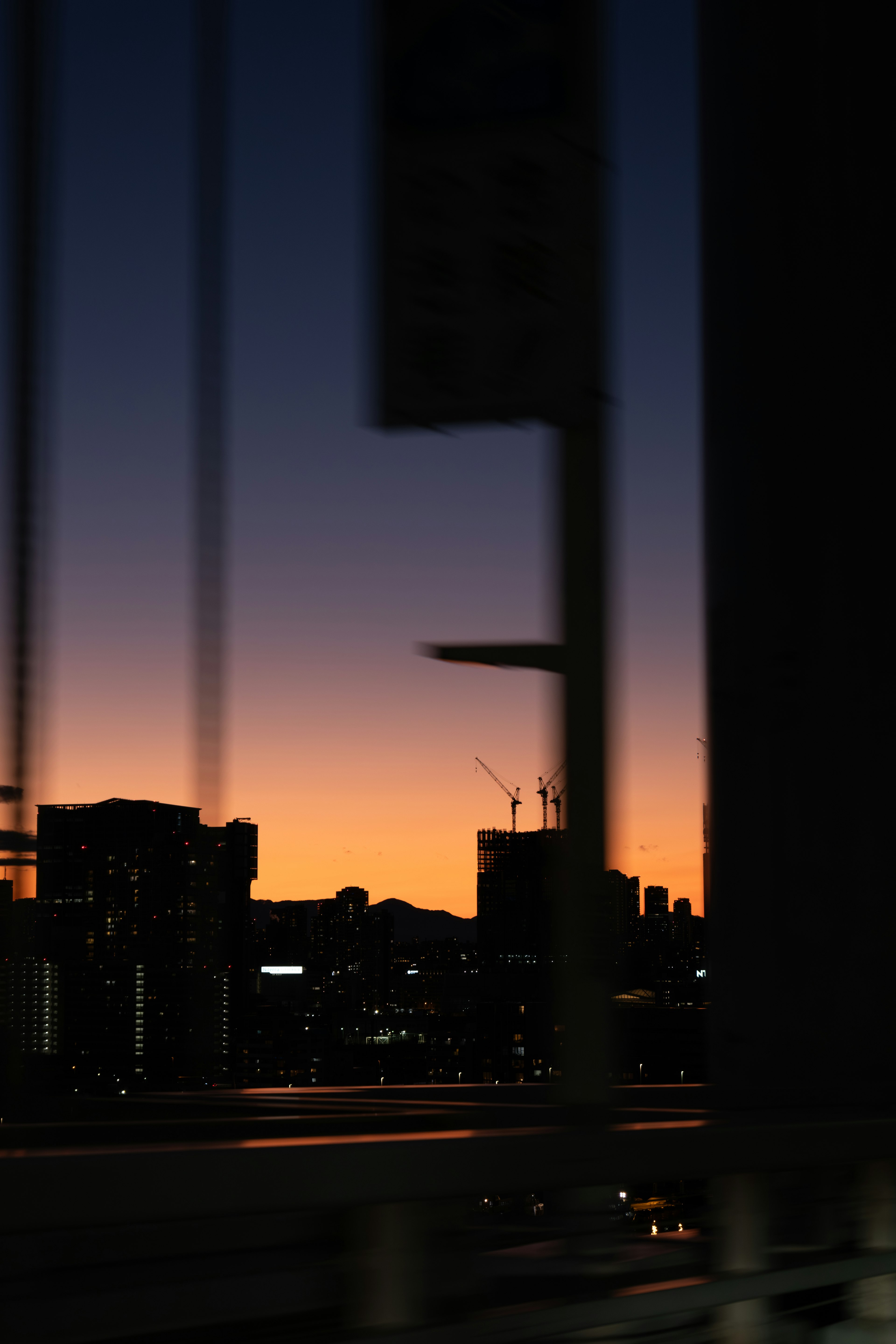 Silhouette di un skyline urbano al tramonto con sfondo sfocato