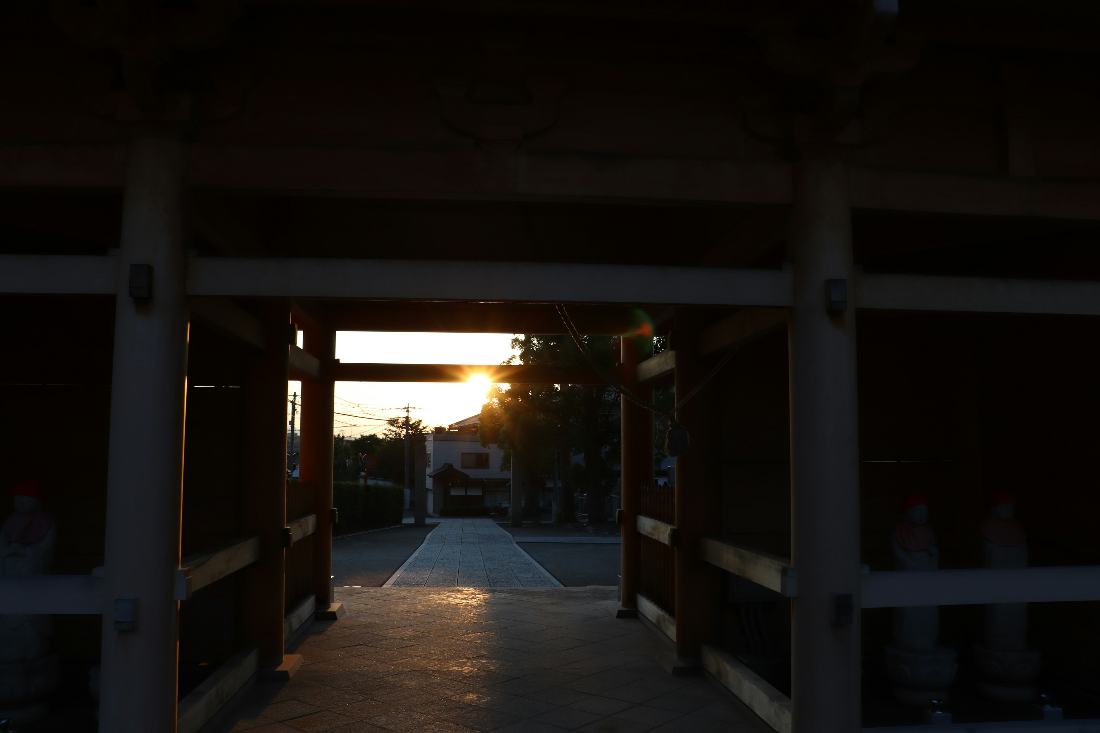 夕日が見える神社の入り口の風景