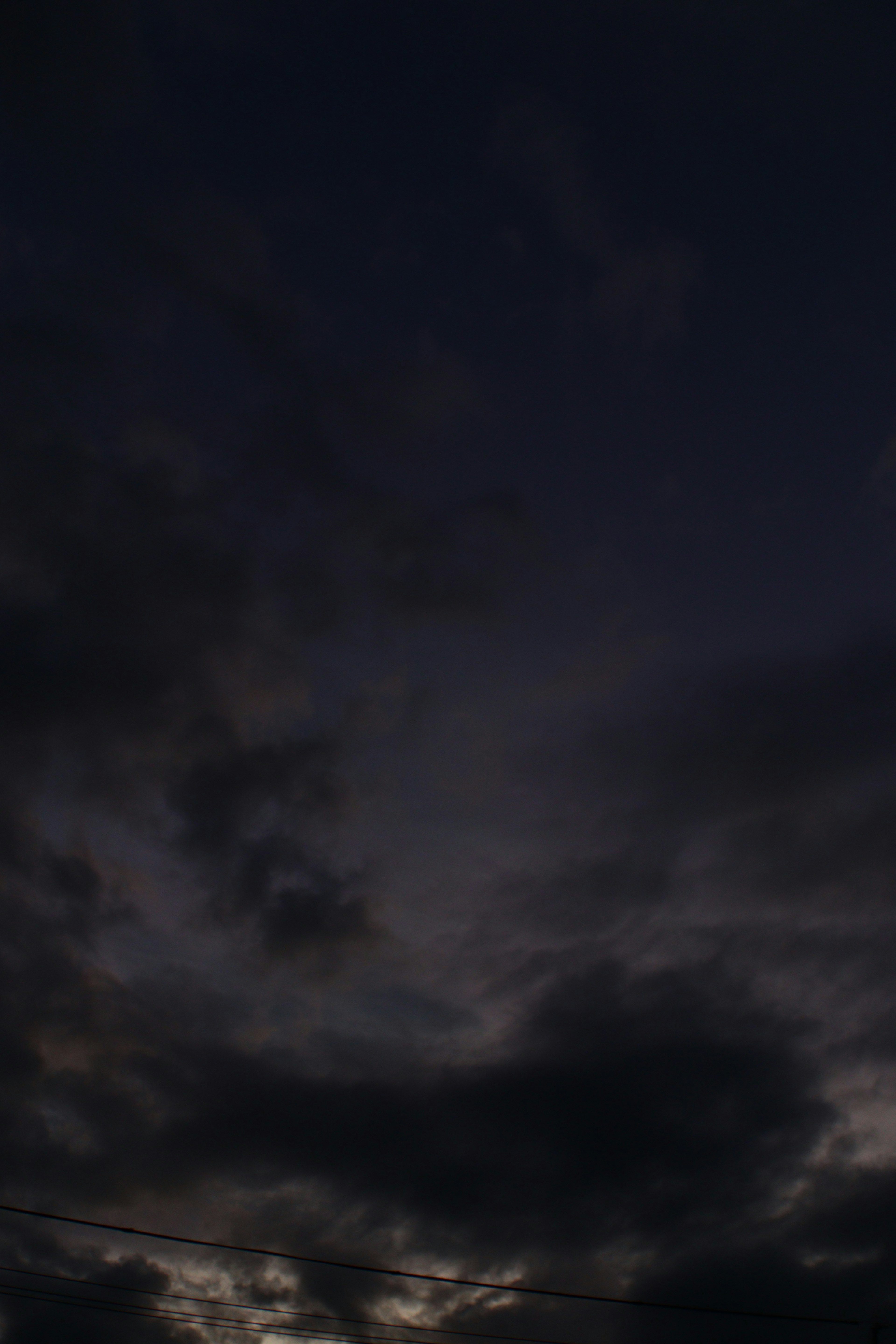 暗い雲に覆われた夜空の風景