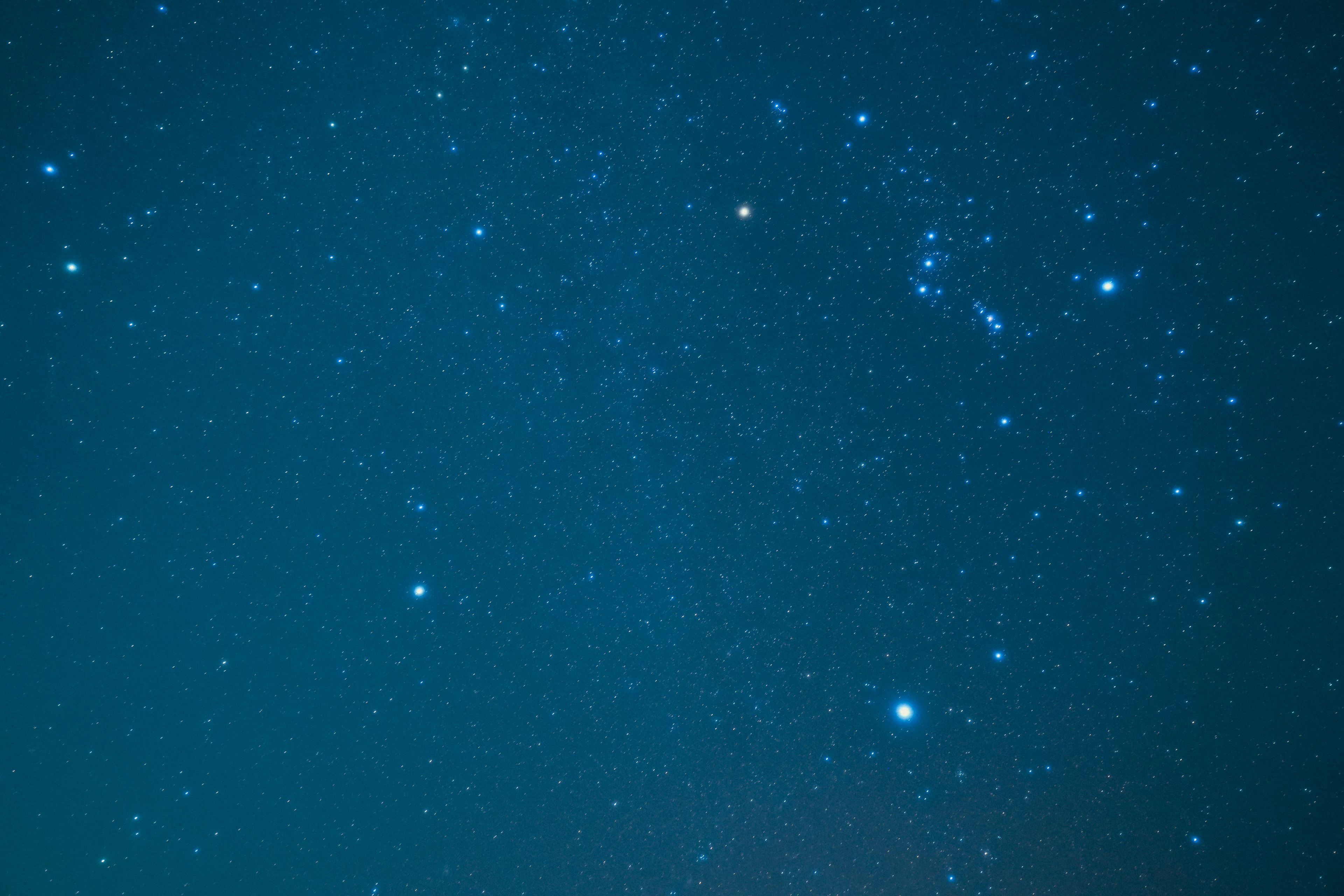 Ciel nocturne rempli d'étoiles et de constellations