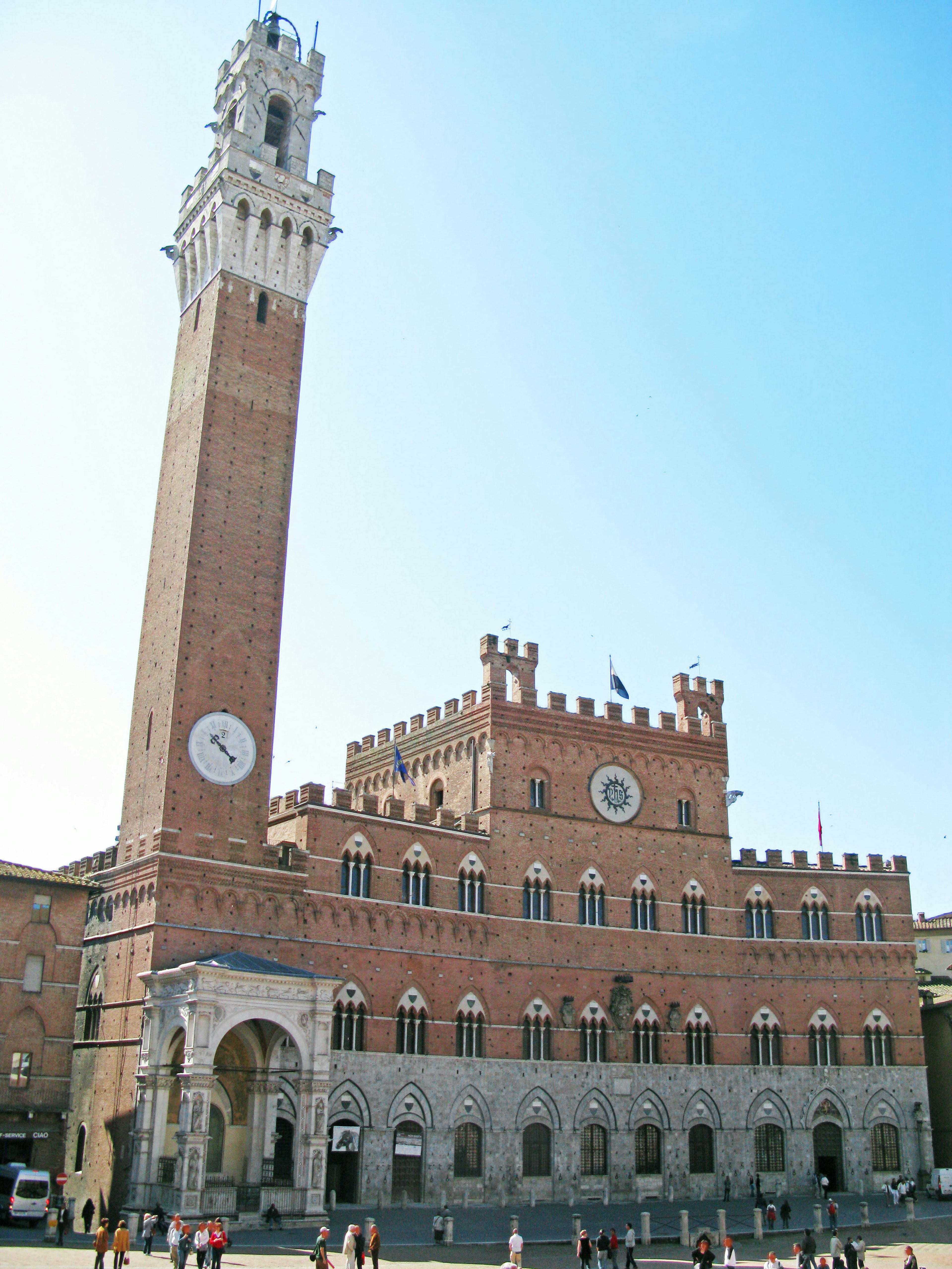 Schöne Architektur des Rathauses auf dem Campo in Siena