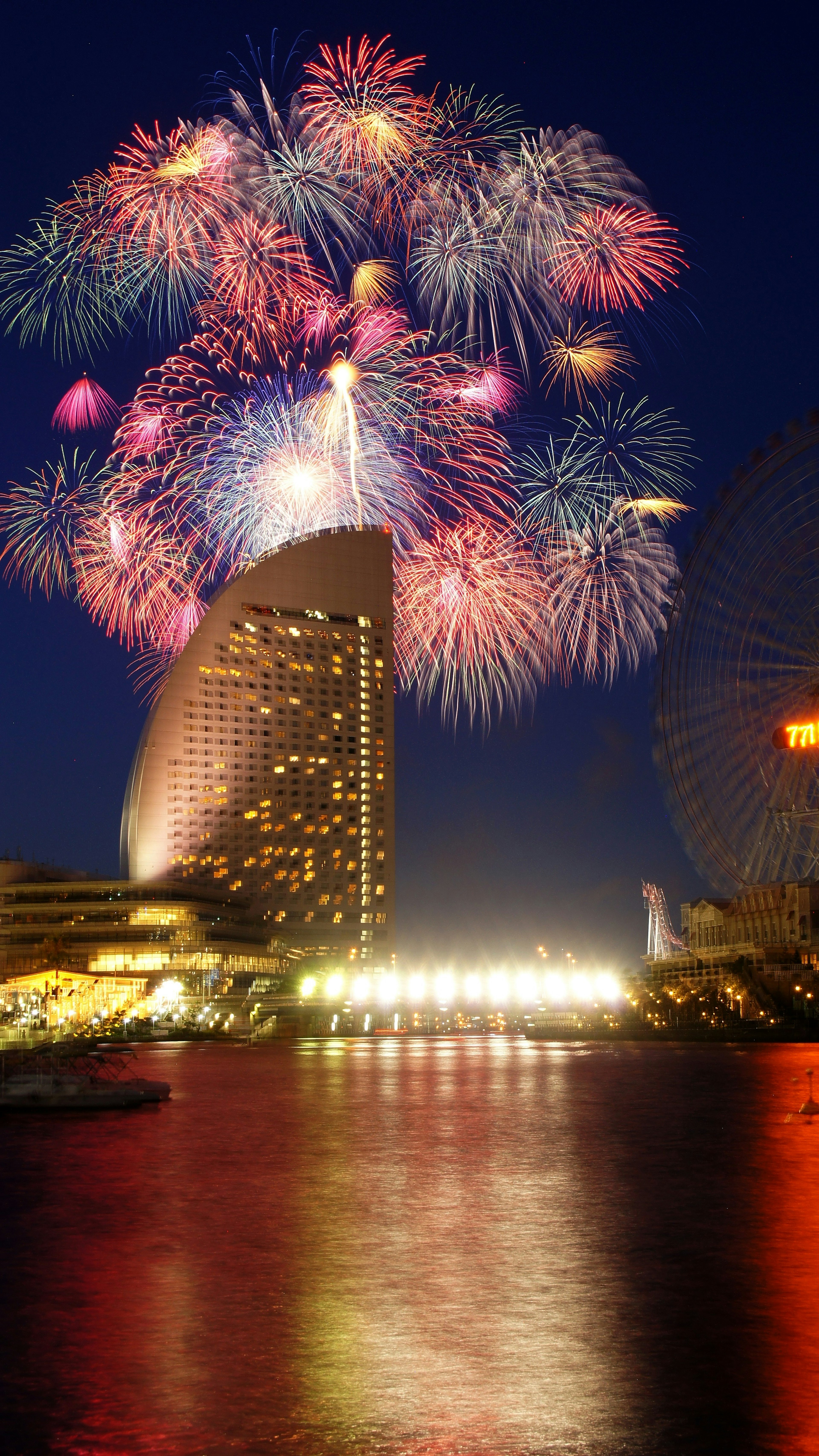 Paysage de Yokohama avec des feux d'artifice dans le ciel nocturne