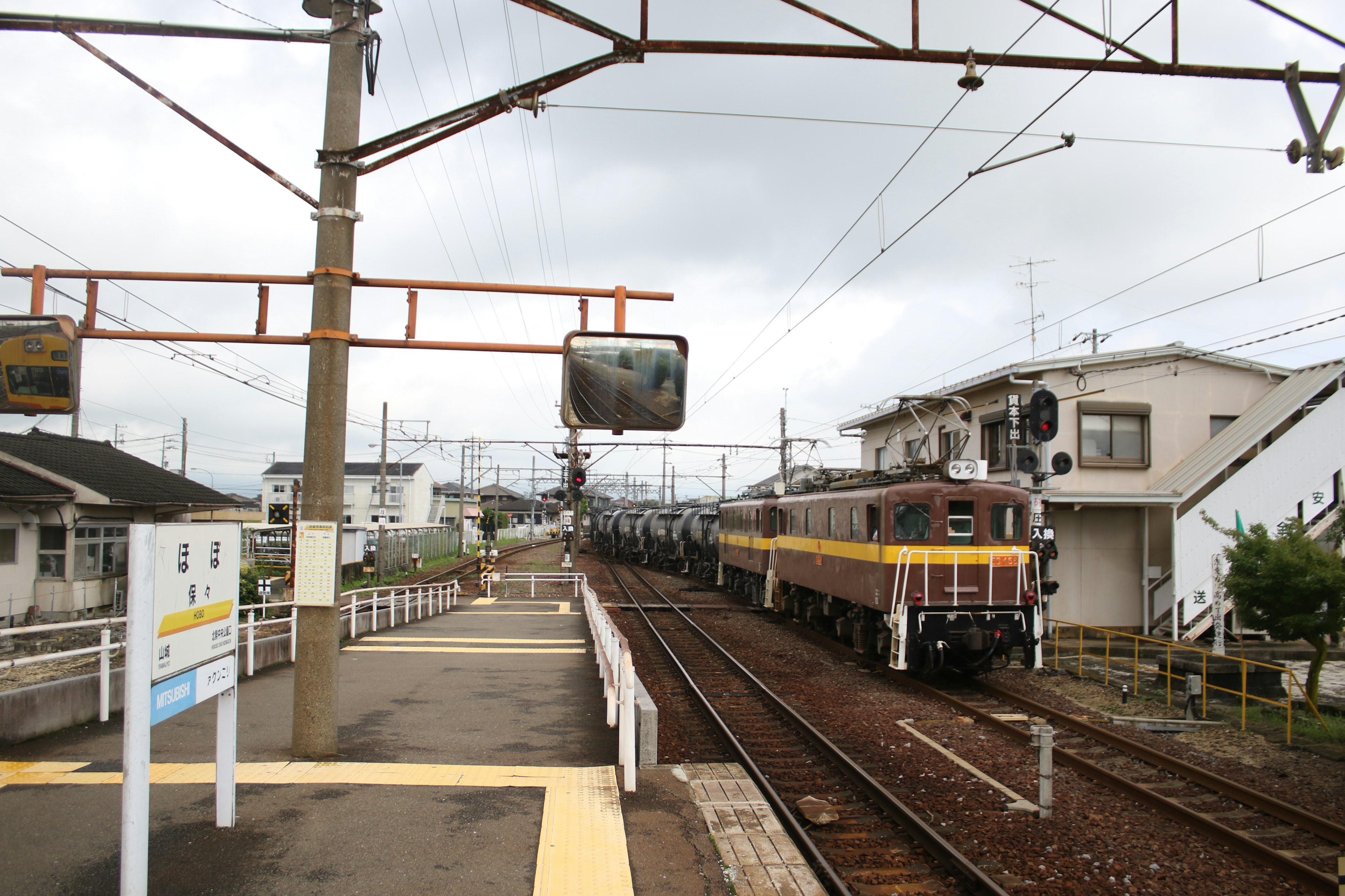 Kereta di stasiun di bawah langit mendung